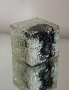 Zeitgenössischer display-Würfel aus schwarzem und grauem/grünem Harz