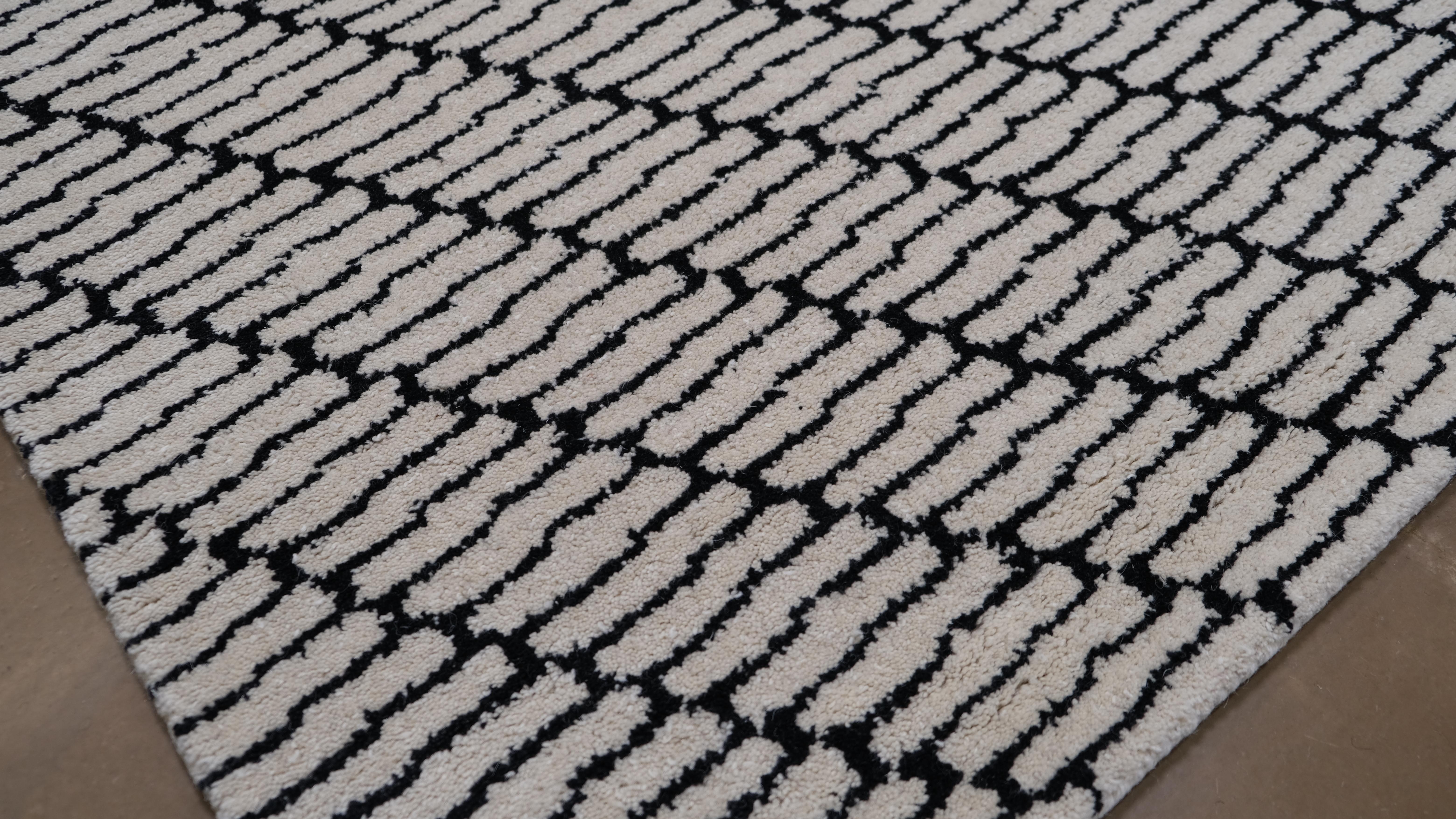 Contemporary Black and Ivory Diagonal Geometric Patterned Rug 8'x10' (Indisch) im Angebot