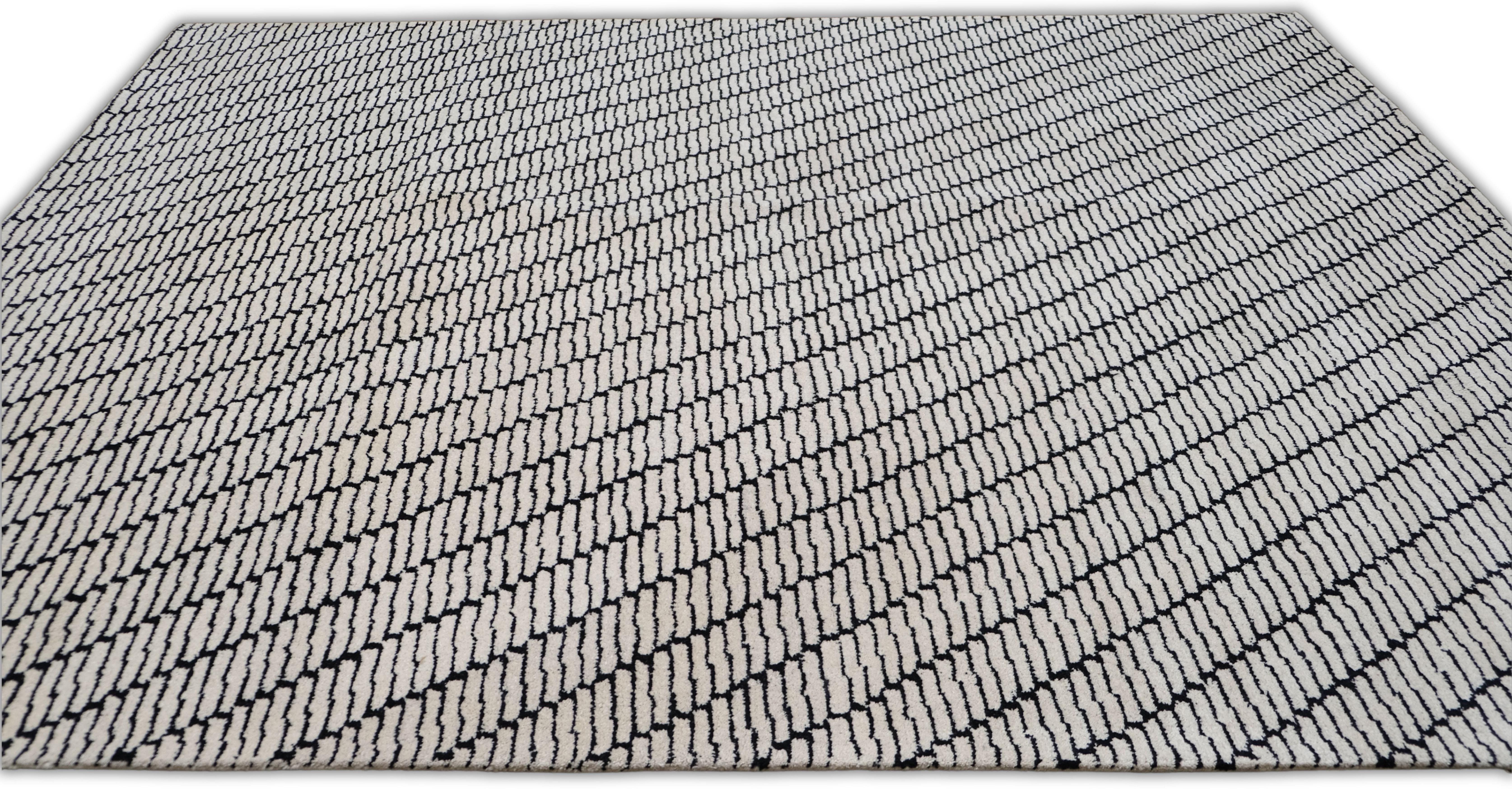 Contemporary Black and Ivory Diagonal Geometric Patterned Rug 8'x10' (Handgefertigt) im Angebot