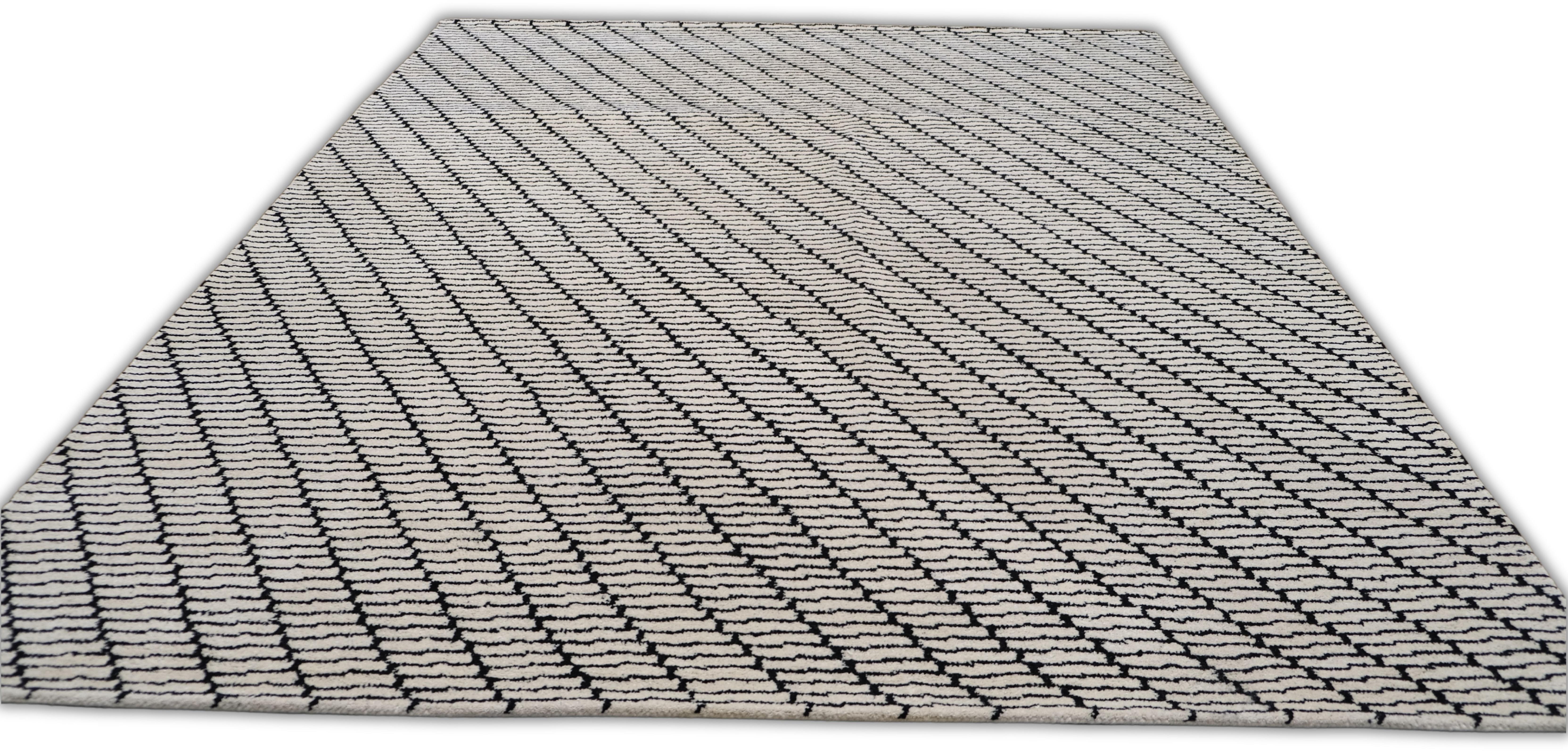 Contemporary Black and Ivory Diagonal Geometric Patterned Rug 8'x10' im Zustand „Neu“ im Angebot in Torrance, CA