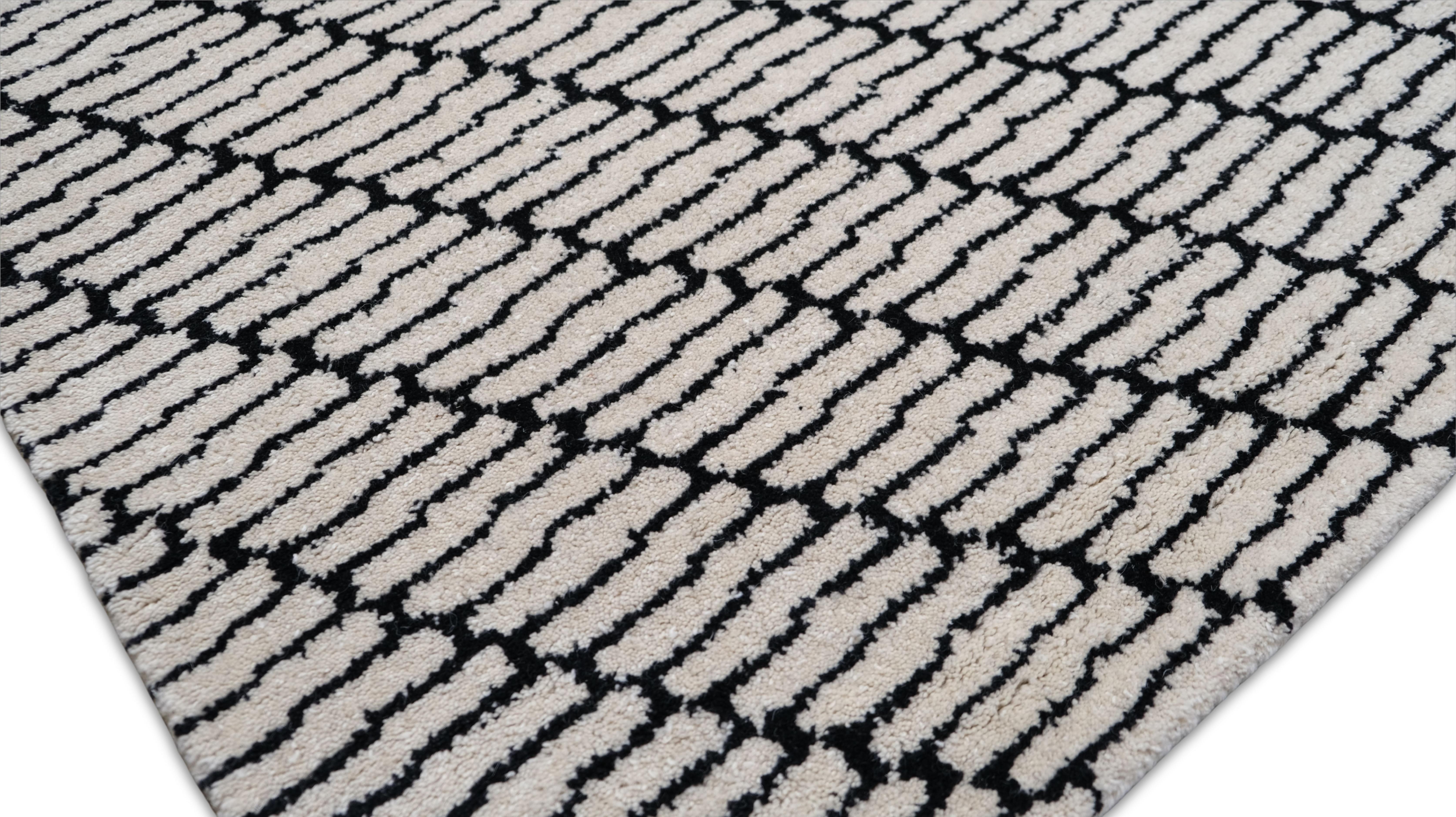 Contemporary Black and Ivory Diagonal Geometric Patterned Rug 8'x10' (21. Jahrhundert und zeitgenössisch) im Angebot