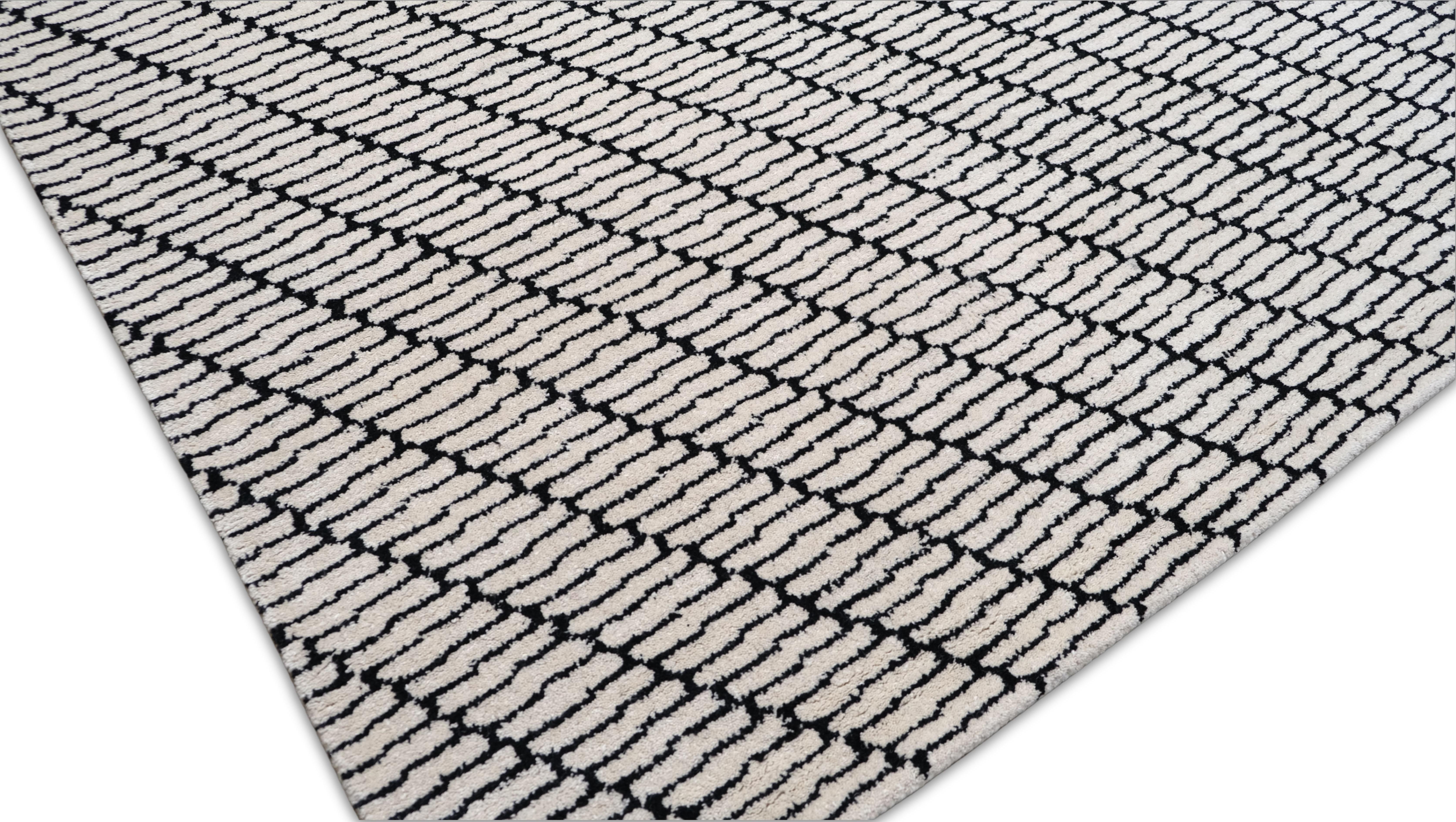Contemporary Black and Ivory Diagonal Geometric Patterned Rug 8'x10' (Wolle) im Angebot