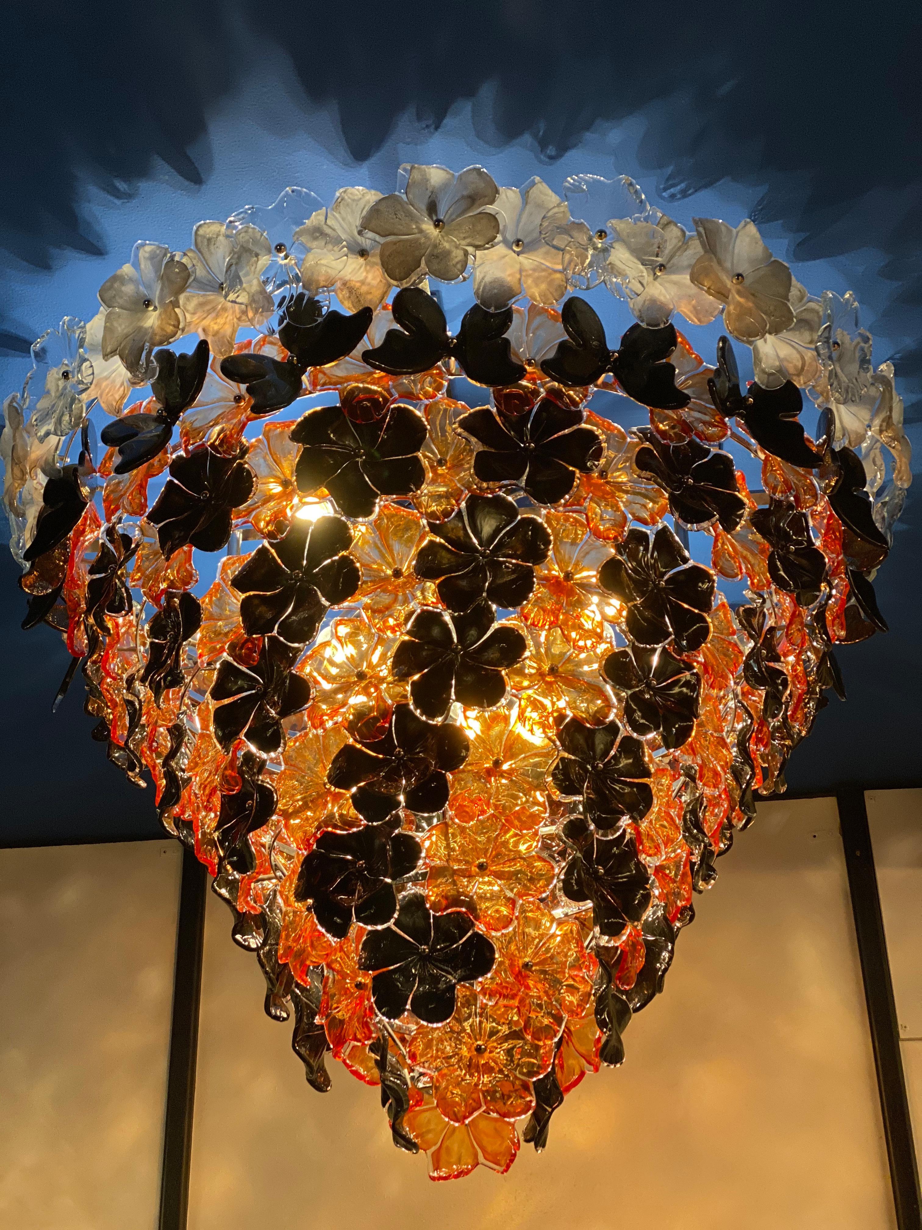 Italiano Lampadario contemporaneo in vetro di Murano con fiori neri e arancioni in vendita