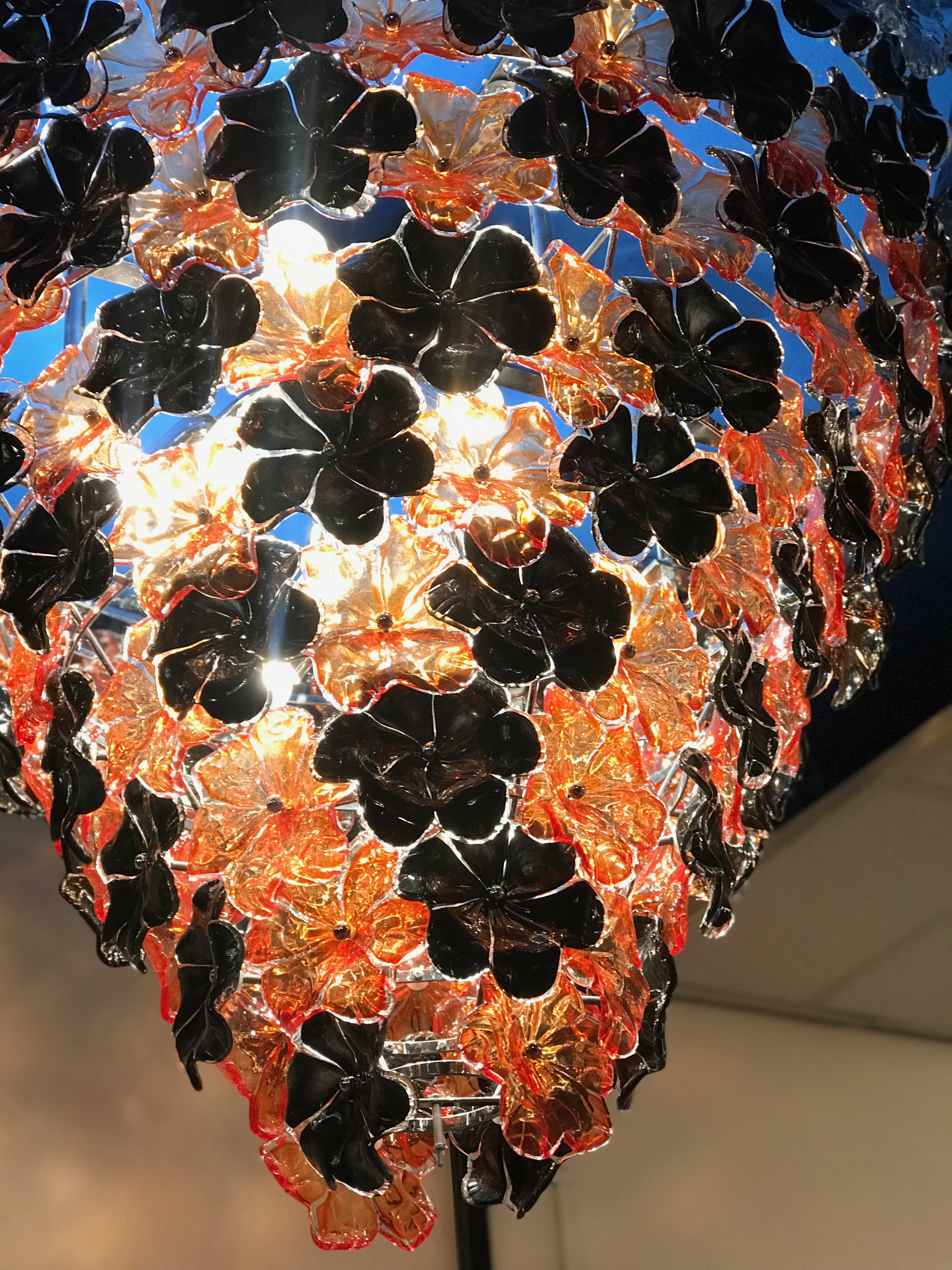 Araña contemporánea de cristal de Murano con flores negras y naranjas Vidrio soplado en venta
