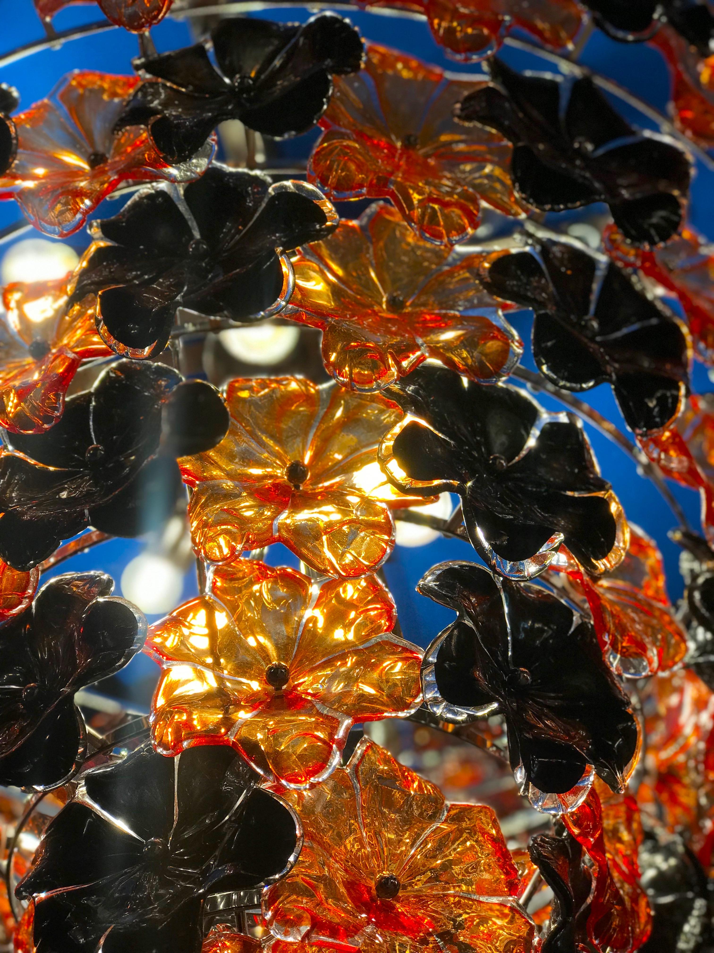 Vetro soffiato Lampadario contemporaneo in vetro di Murano con fiori neri e arancioni in vendita