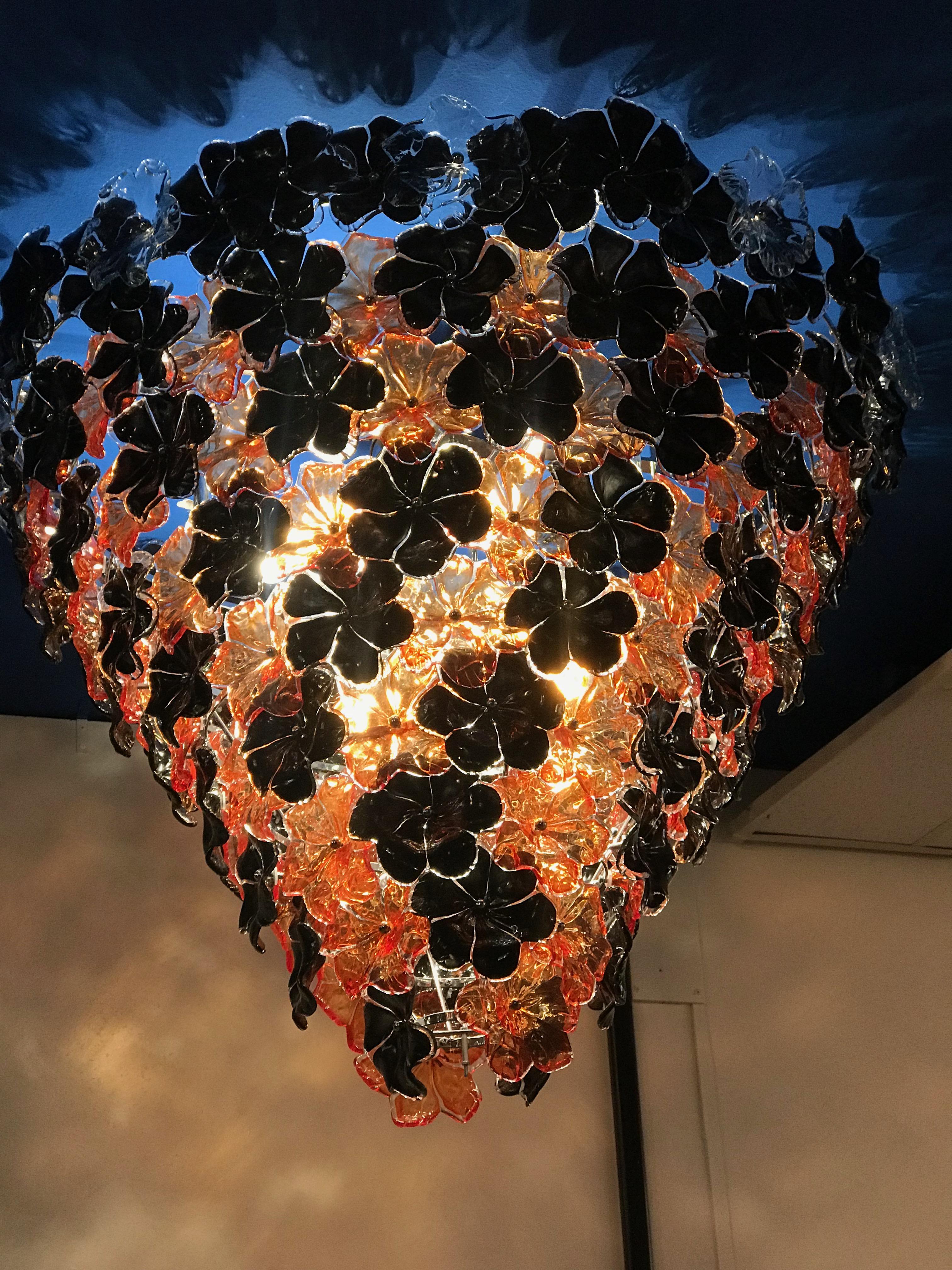 Araña contemporánea de cristal de Murano con flores negras y naranjas en venta 1