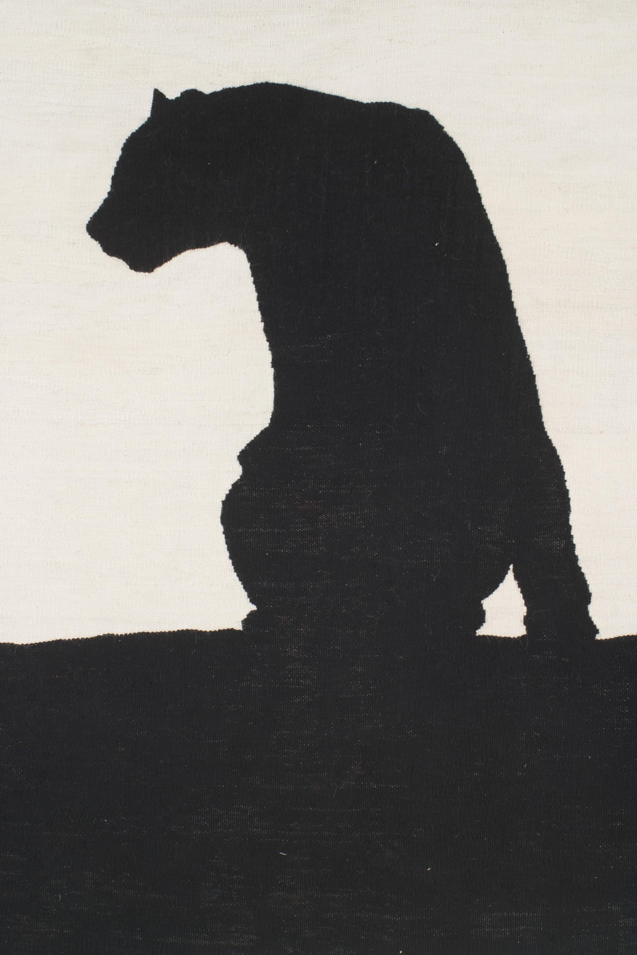 Arazzo contemporaneo in lana bianco e nero tessuto a mano raffigurante un leopardo seduto (