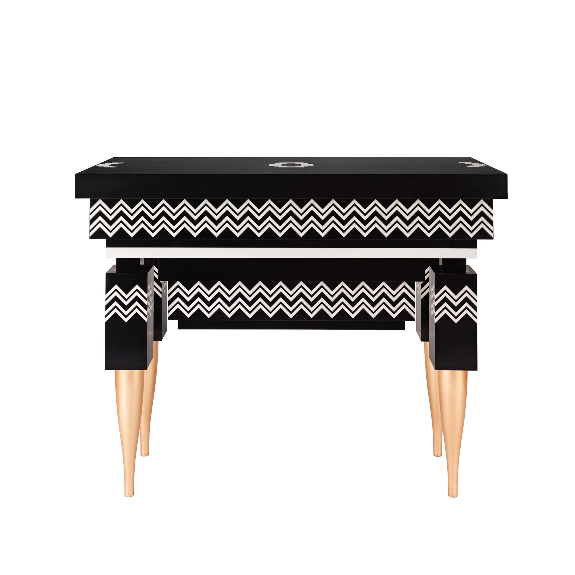 A visually striking black/white optical effect. Finely crafted finishes with meticulous details, large tassels and golden handles.
Wood structure, faced with two types of wood veneer: black ivory and white tanganyika. Semi gloss varnish.
The