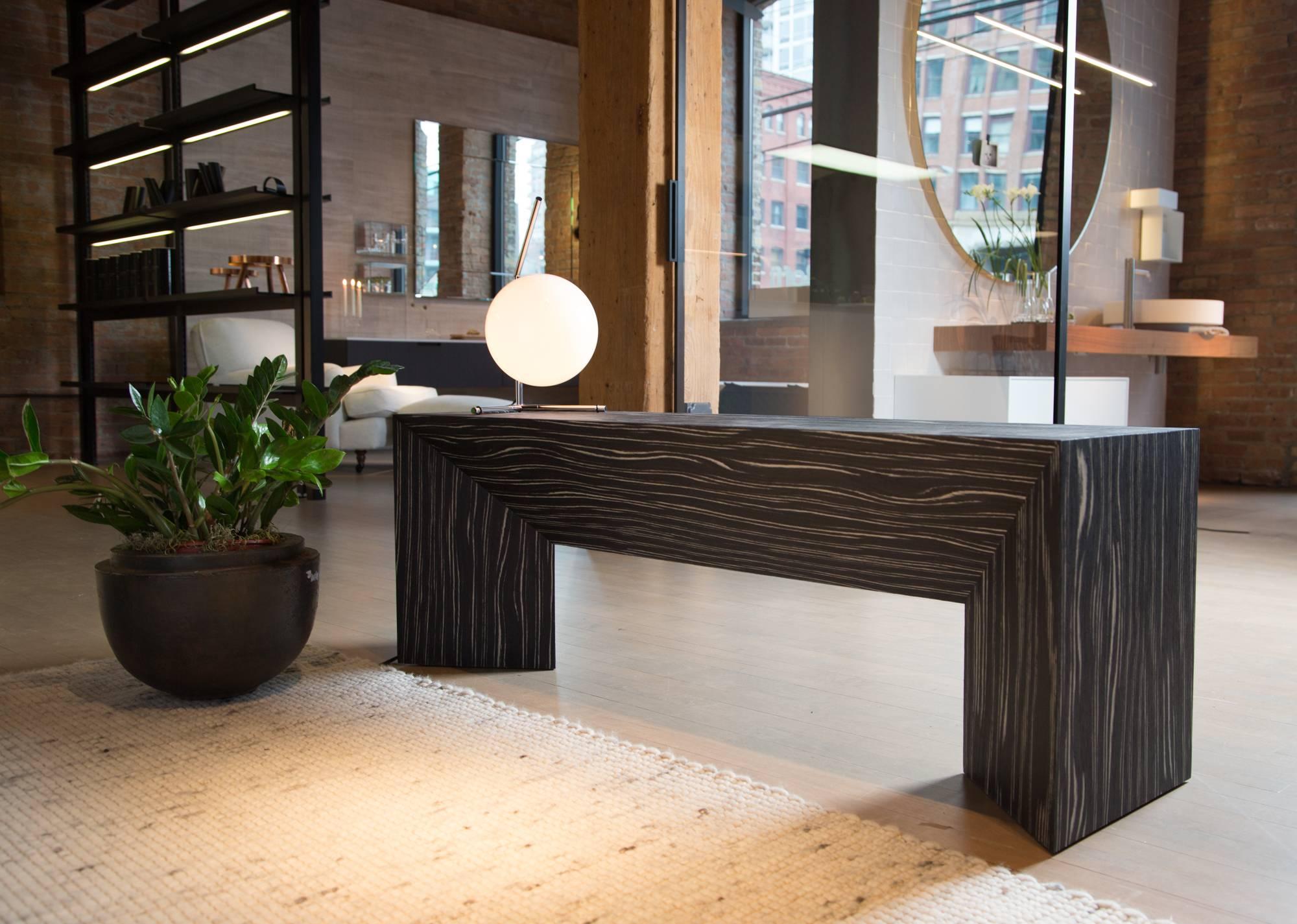 Américain Banc plié contemporain minimaliste en placage de bois écologique noir et blanc, États-Unis en vente