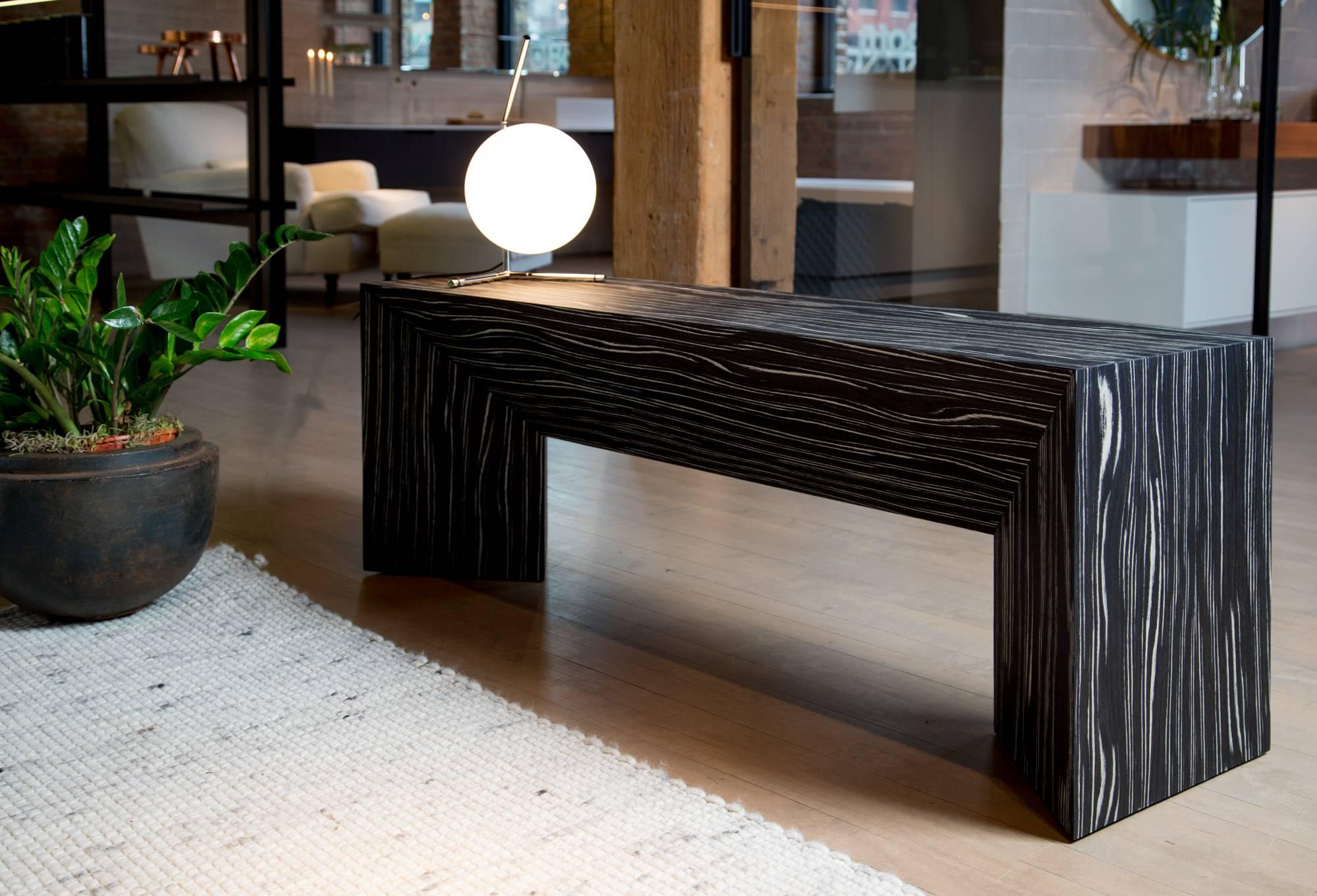 Banco plegable contemporáneo minimalista de chapa de madera ecológica en blanco y negro, EE.UU. Siglo XXI y contemporáneo en venta