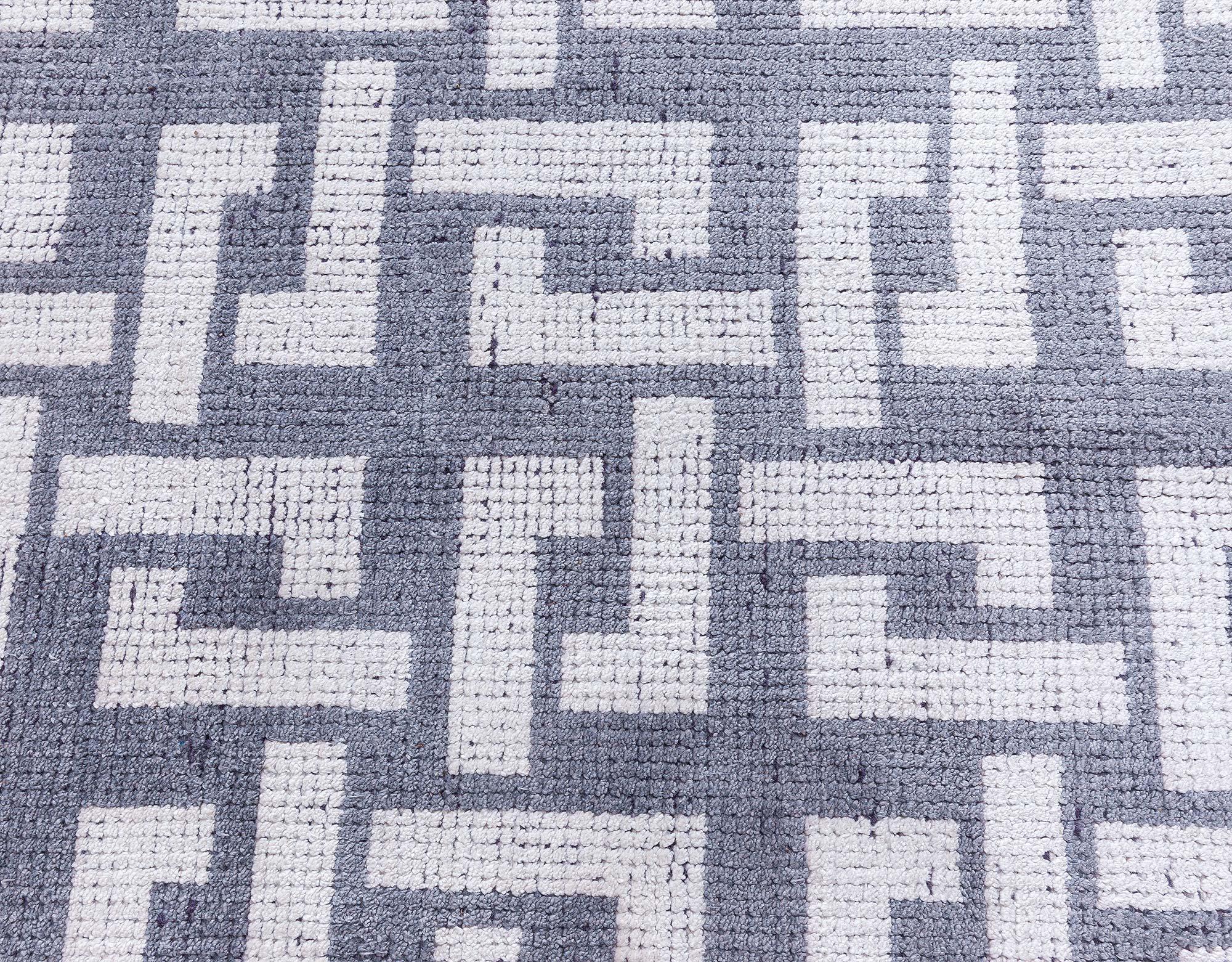 Indiano Tappeto geometrico contemporaneo modulare di grandi dimensioni in bianco e nero di Doris White Blau in vendita
