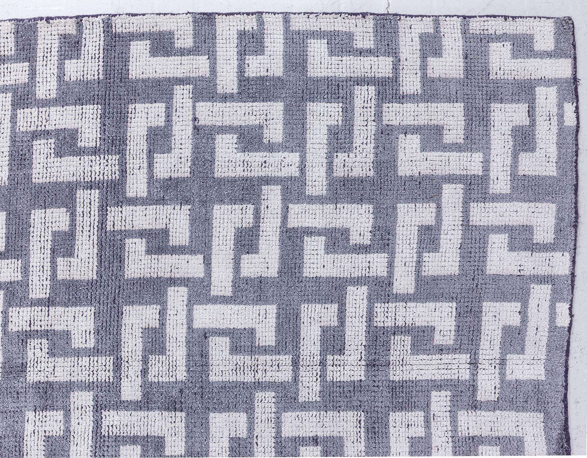 Tappeto geometrico contemporaneo modulare di grandi dimensioni in bianco e nero di Doris White Blau In condizioni Nuovo in vendita a New York, NY