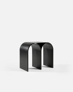 Taburete contemporáneo «Black Arch» de acero, diseñado por Pietro Franceschini