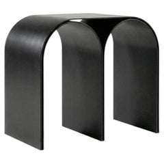 Taburete contemporáneo «Black Arch» de acero, diseñado por Pietro Franceschini