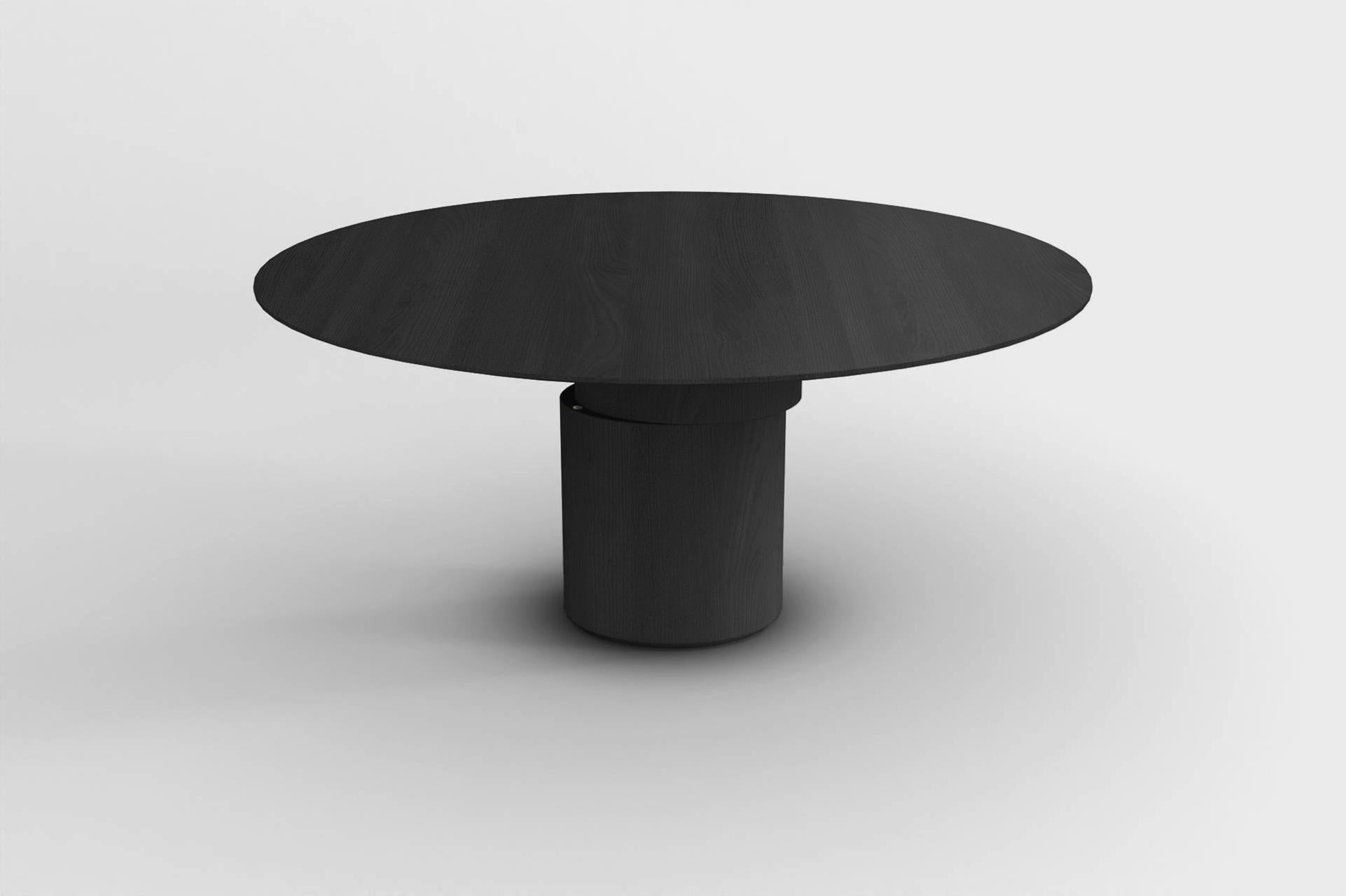 Un design raffiné et agréable à l'œil. La table à disque est une table apparemment ronde dont le plateau est soutenu par une colonne centrale, étonnamment interrompue par un disque décentralisé. Nos tables sont fabriquées par nos artisans et sont