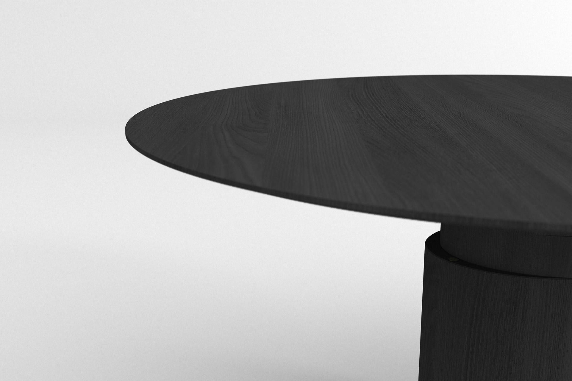 Ein raffiniertes und augenfreundliches Design. Der Scheibentisch ist ein scheinbar runder Tisch, dessen Tischplatte von einer zentralen Säule getragen wird, die überraschenderweise von einer dezentralen Scheibe unterbrochen wird. Unsere Tische