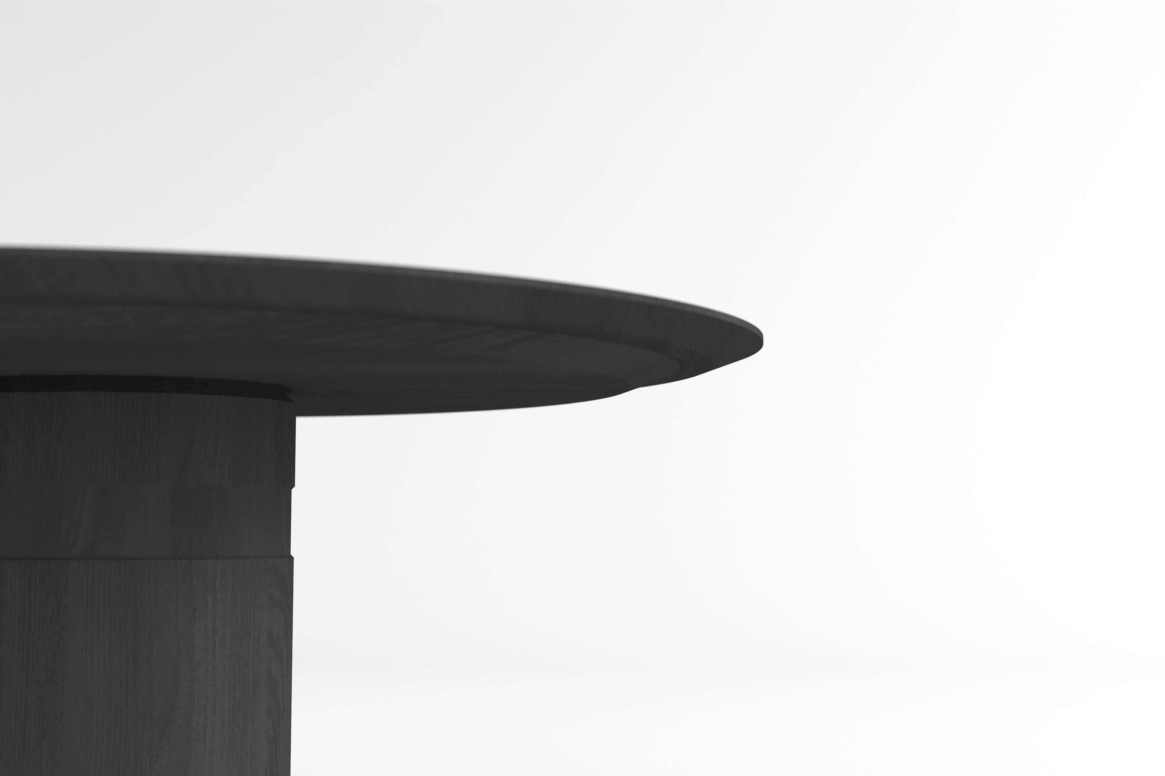 Belge Table de salle à manger ronde contemporaine, bois de frêne noir, pied central, design belge en vente