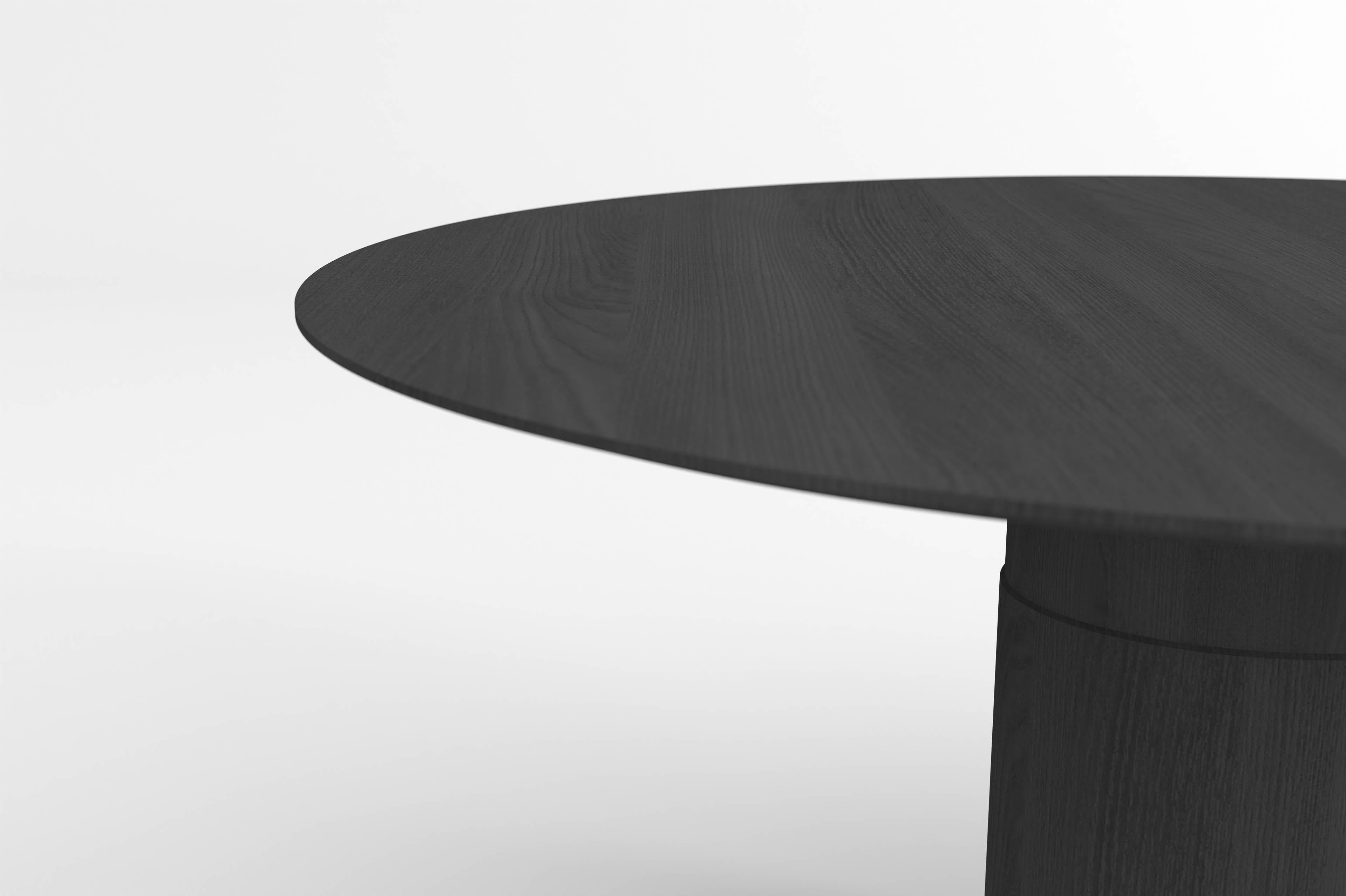 Zeitgenössischer runder Esstisch, schwarzes Eschenholz, zentrales Bein, belgisches Design (Moderne) im Angebot