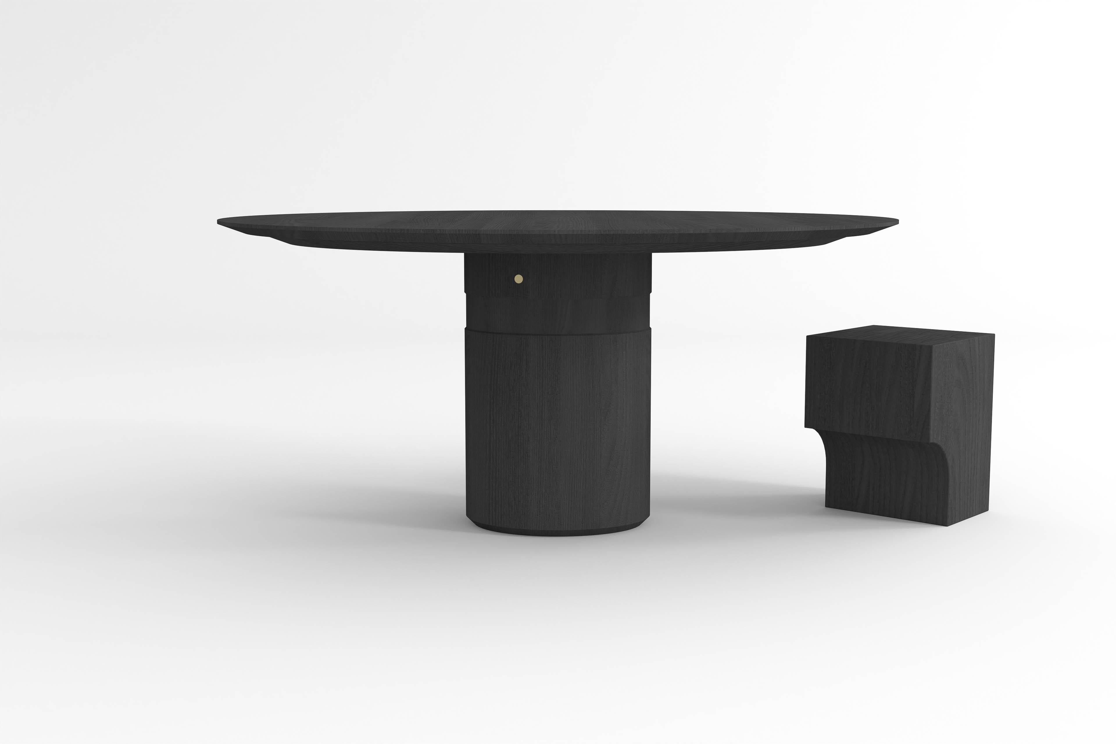 Zeitgenössischer runder Esstisch, schwarzes Eschenholz, zentrales Bein, belgisches Design (Belgisch) im Angebot