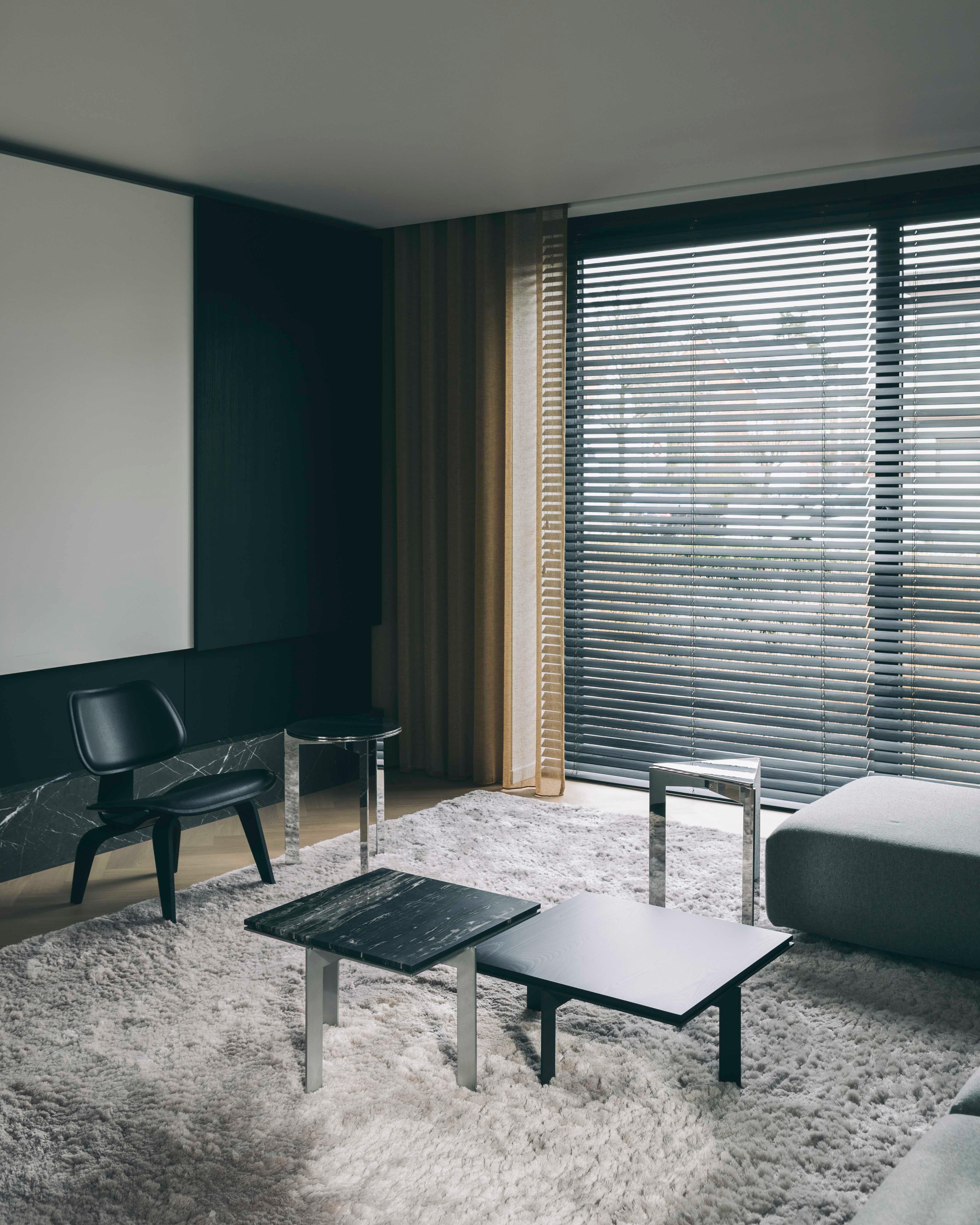 Contemporary Beistelltisch aus schwarzem Eschenholz, Joined S34.4 von Barh im Zustand „Neu“ im Angebot in Antwerp, Antwerp
