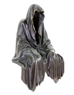 Escultura contemporánea de un fantasma sentado en una estantería, en bronce negro