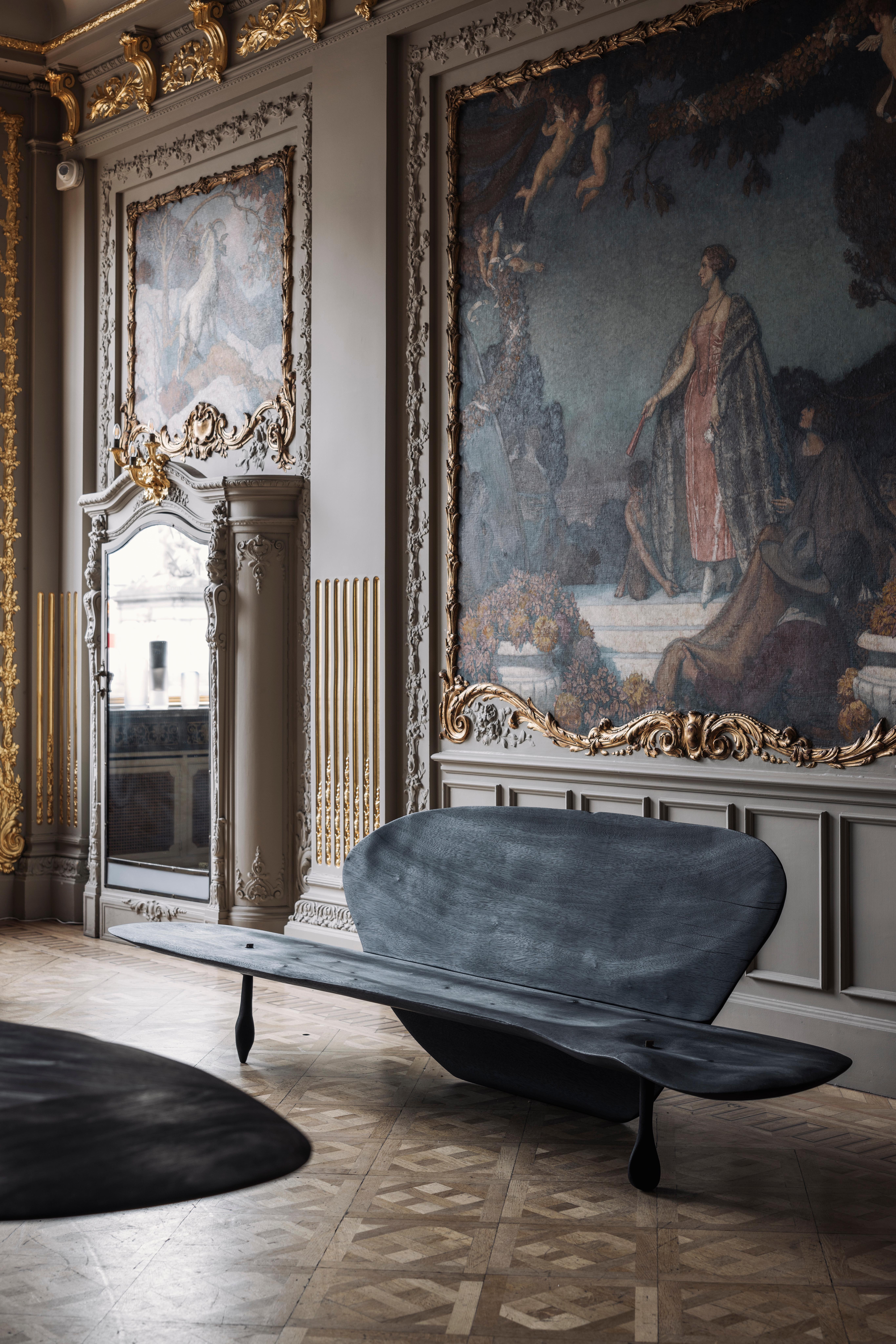 XXIe siècle et contemporain Banc contemporain sculpté et brûlé noir en vente