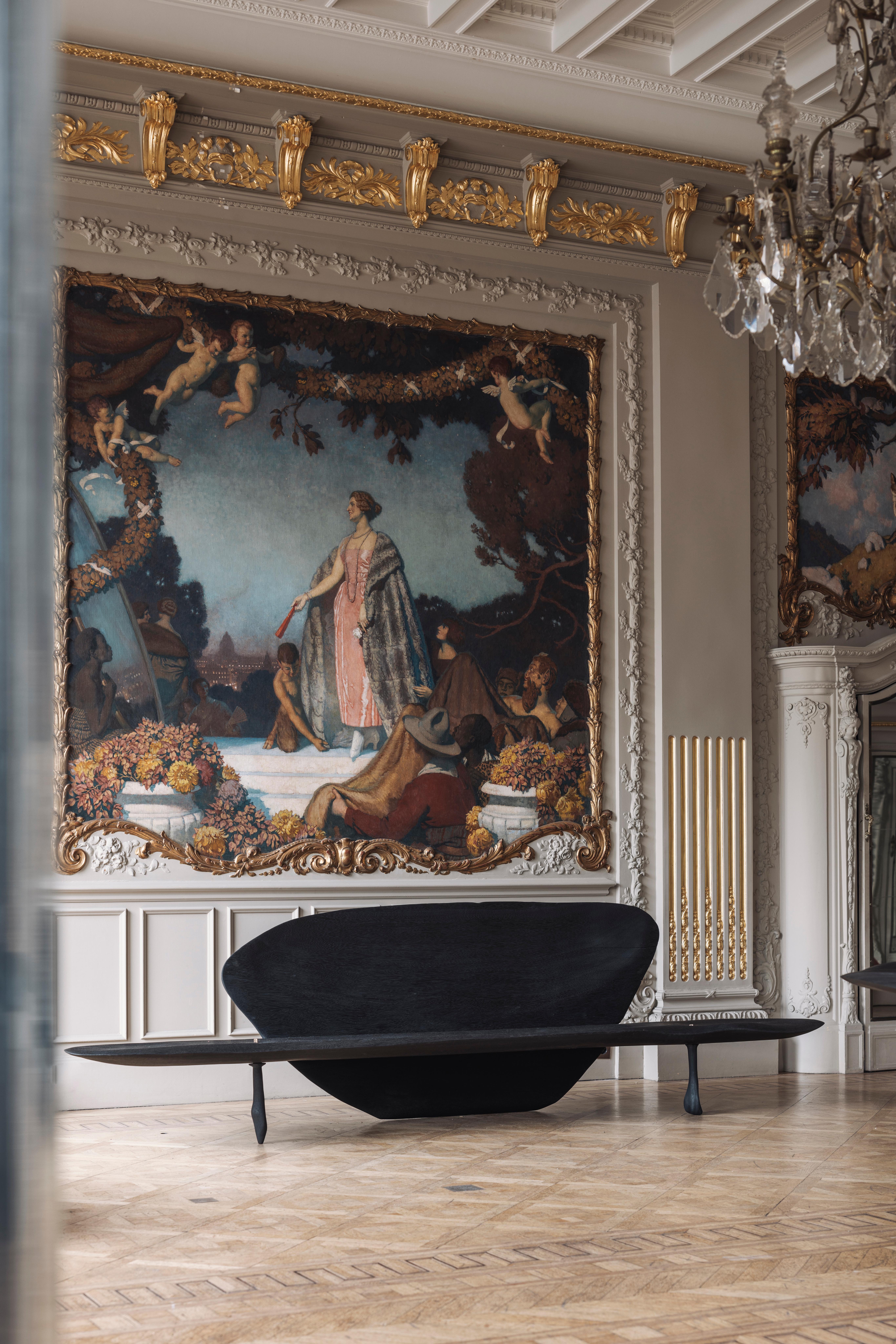 Cuir Banc contemporain sculpté et brûlé noir en vente