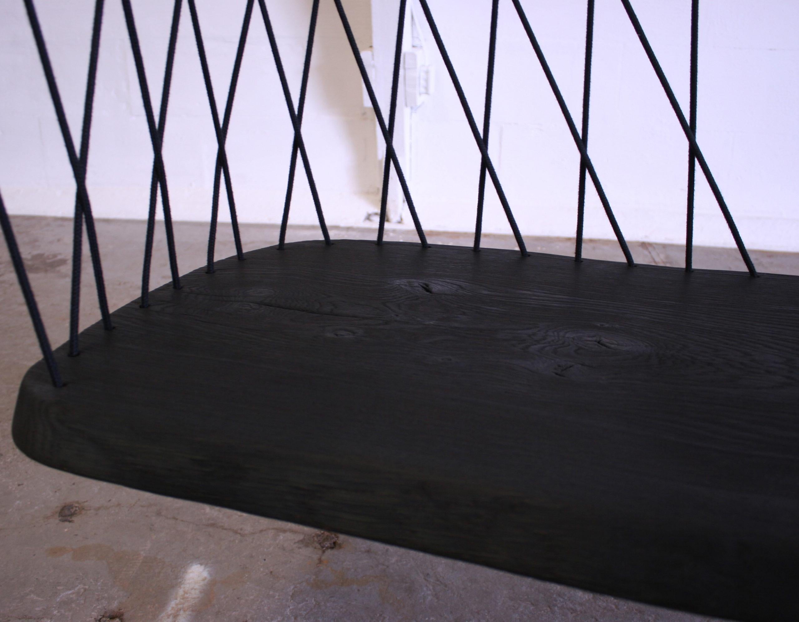 Moderne schwarze gebrannte Holzbank / Swing - Schwebende Sitzbank von Chiel Kuijl (21. Jahrhundert und zeitgenössisch) im Angebot
