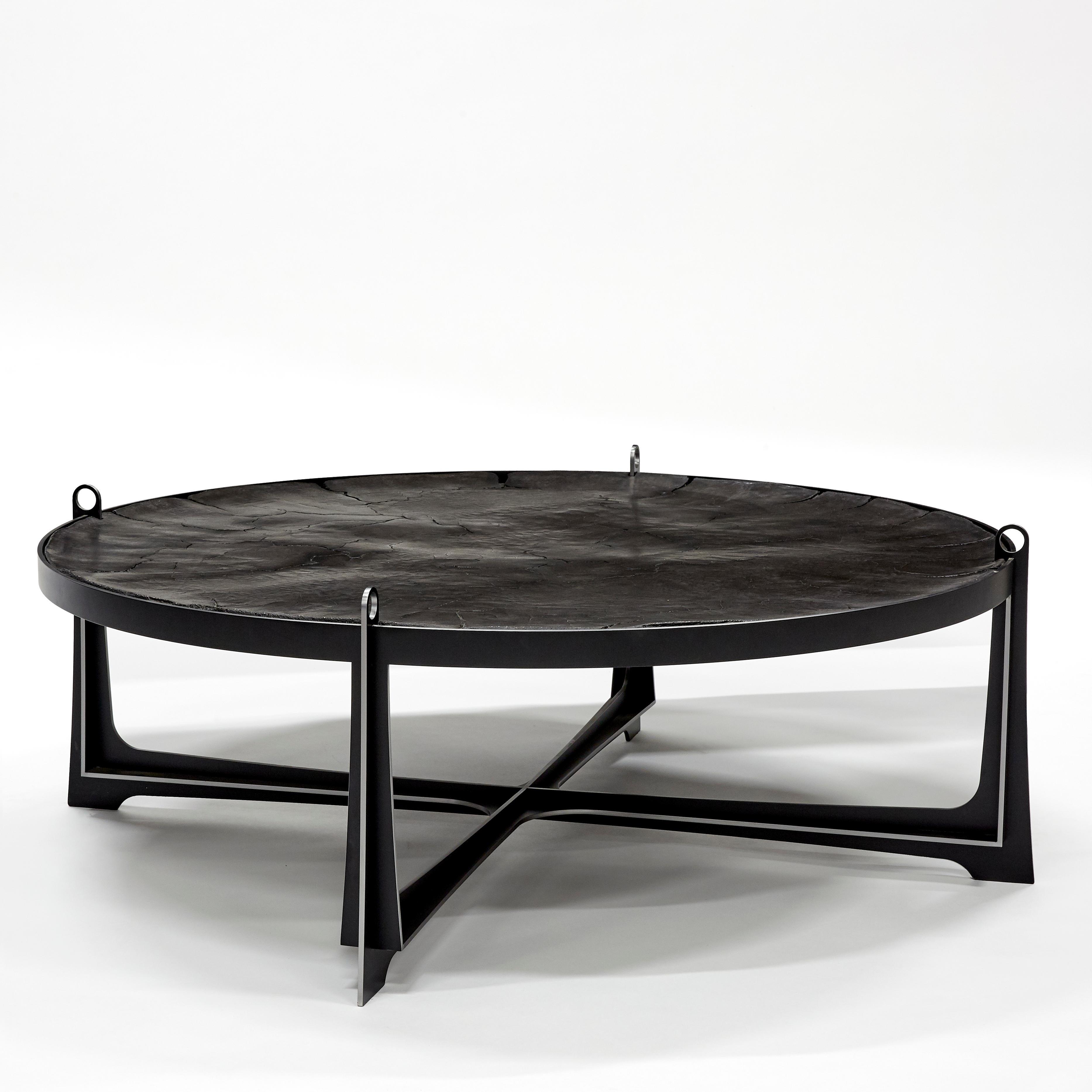 Organique Table basse contemporaine en ciment noir et acier par Erwan Boulloud, France en vente