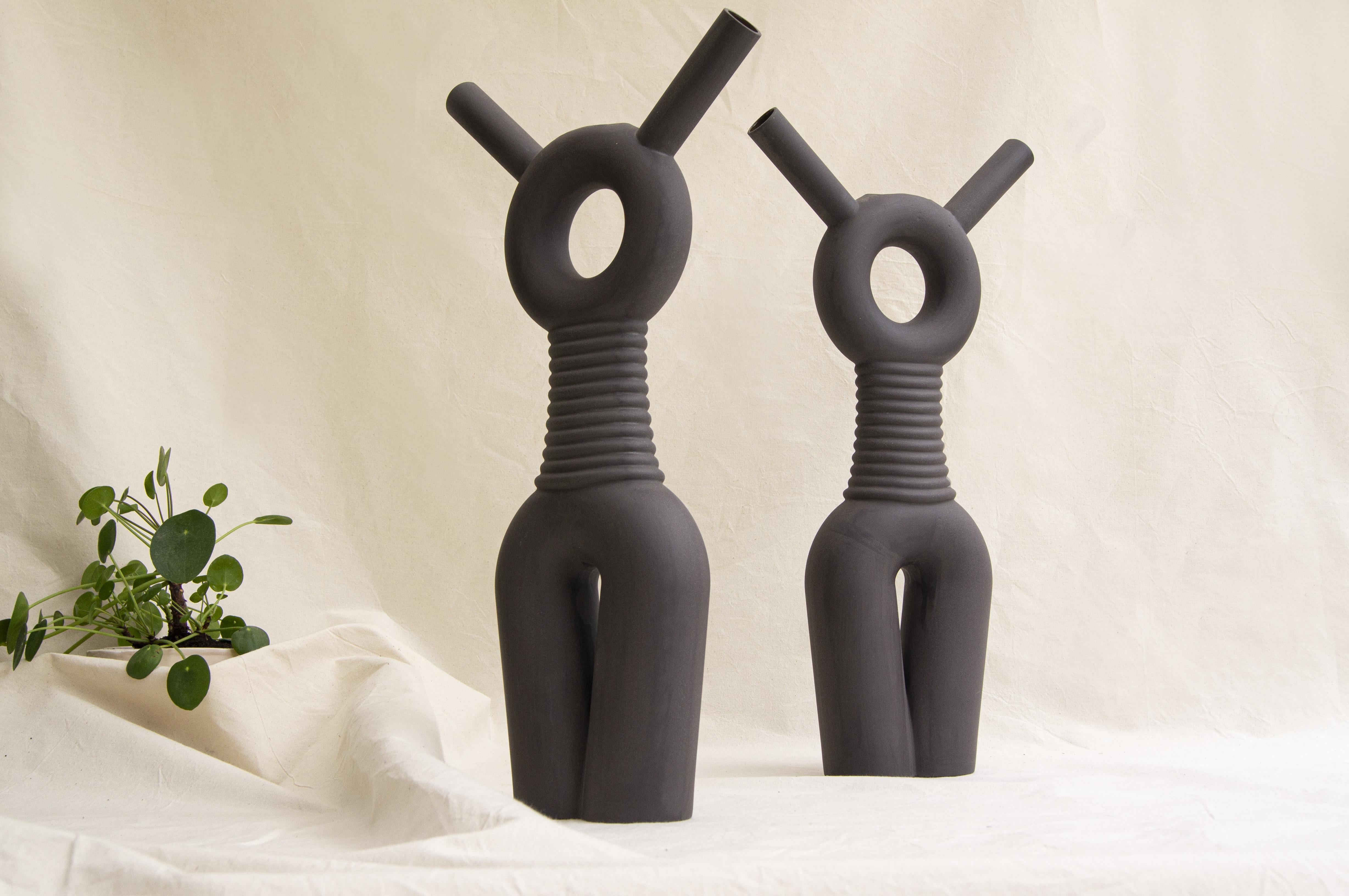 Zeitgenössische schwarze Keramik-Wasserdose für Vasen und Garten (21. Jahrhundert und zeitgenössisch) im Angebot