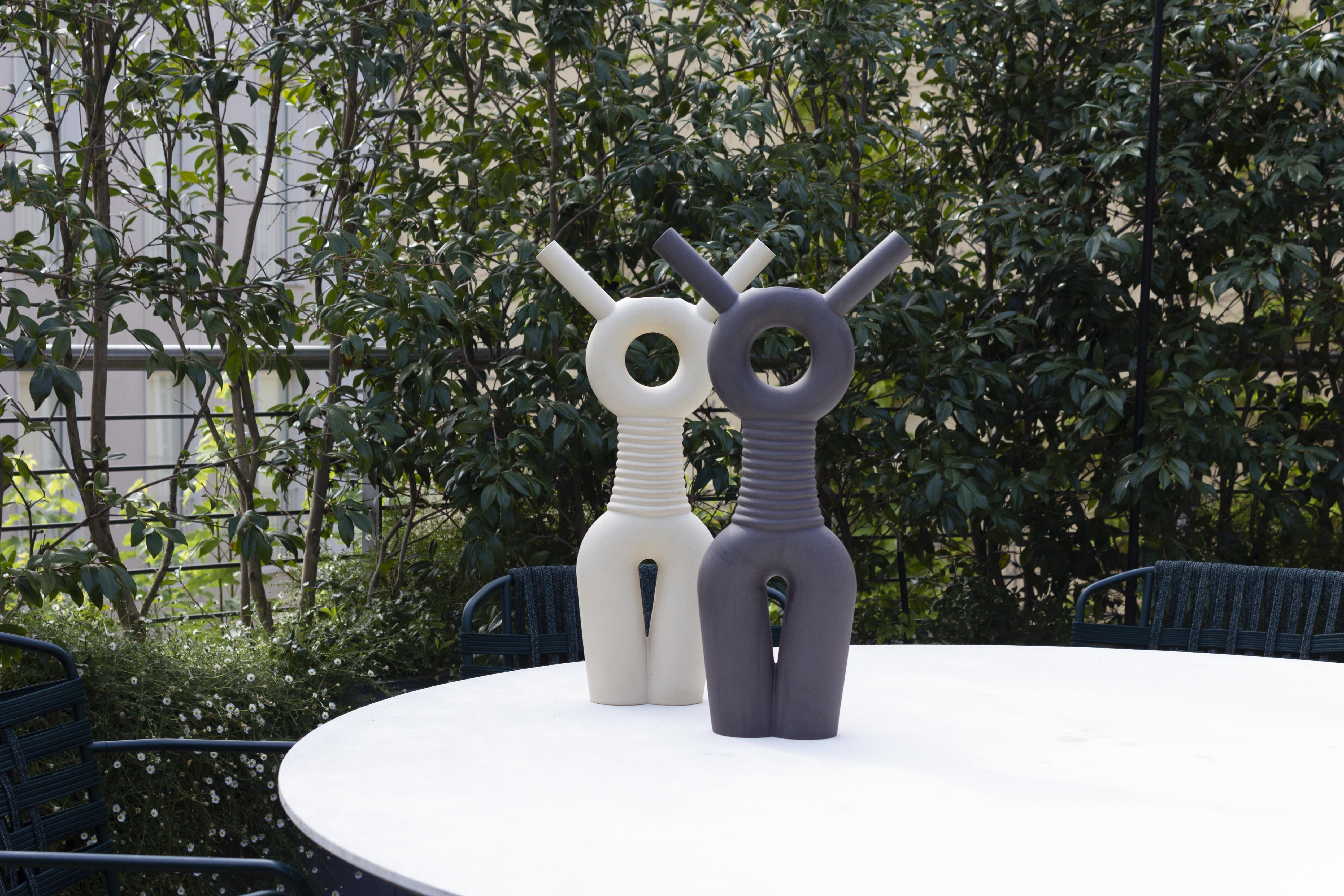 Zeitgenössische schwarze Keramik-Wasserdose für Vasen und Garten (Moderne) im Angebot