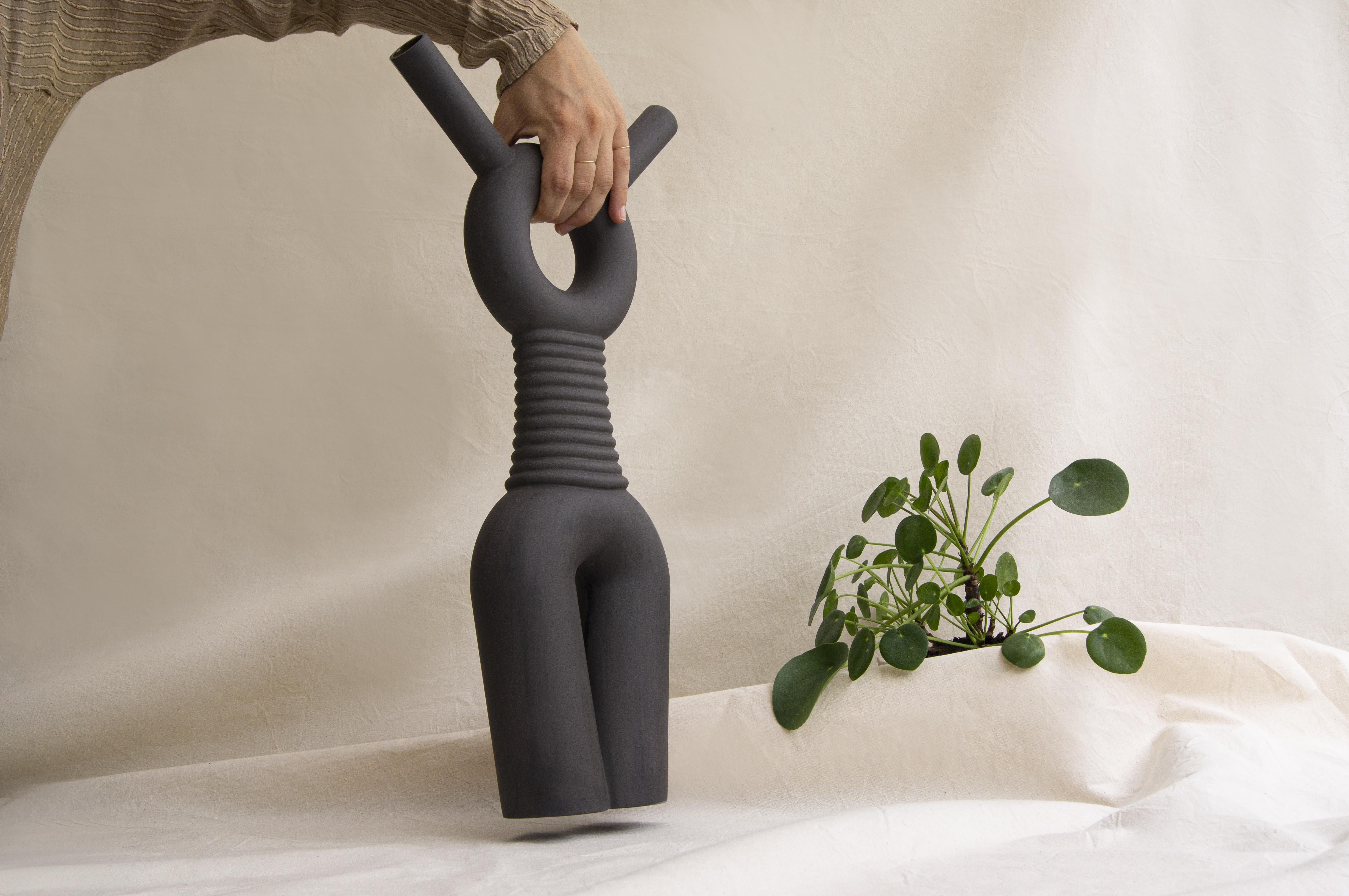 Zeitgenössische schwarze Keramik-Wasserdose für Vasen und Garten im Angebot 1