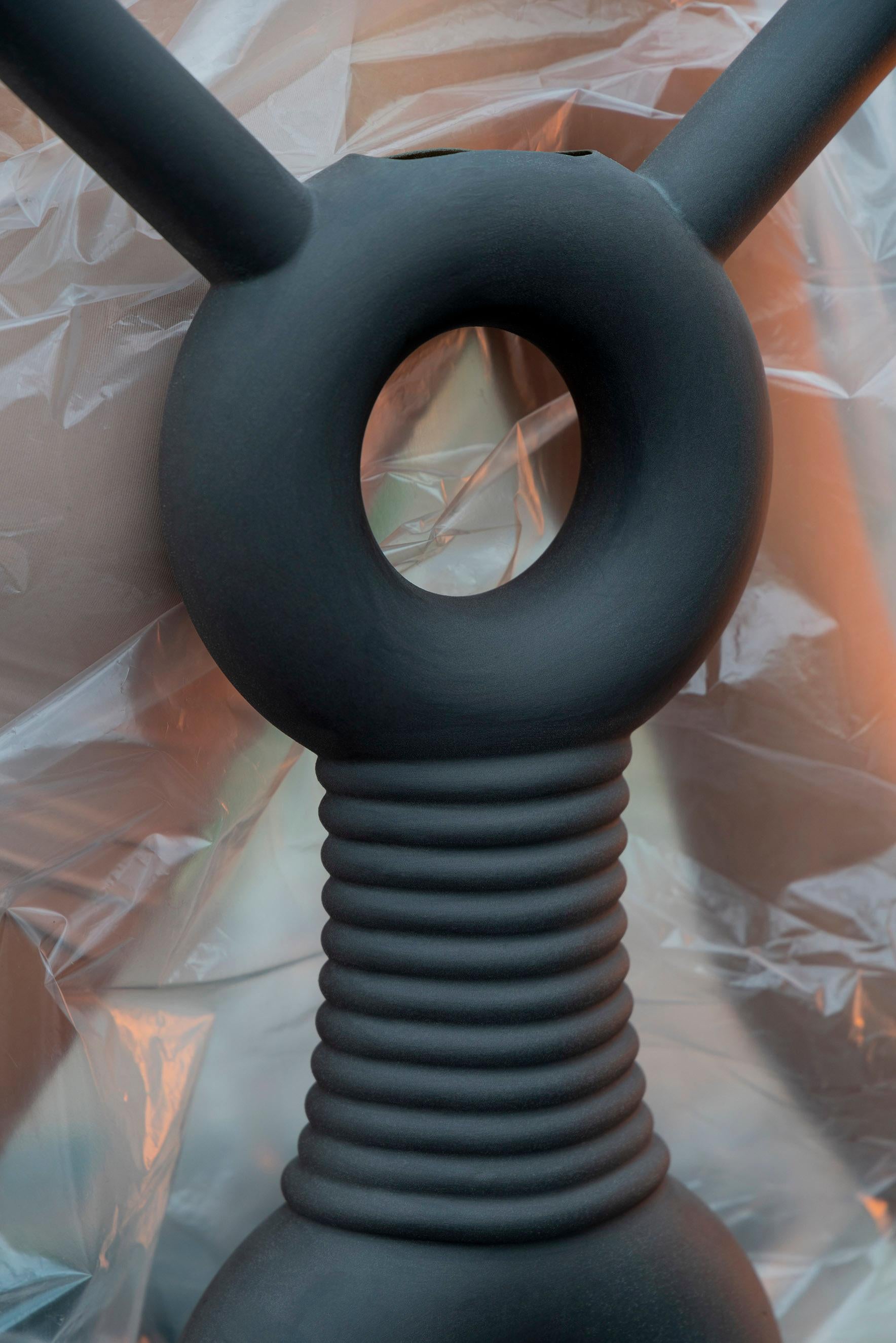 Zeitgenössische schwarze Keramik-Wasserdose für Vasen und Garten im Zustand „Neu“ im Angebot in Milano, IT
