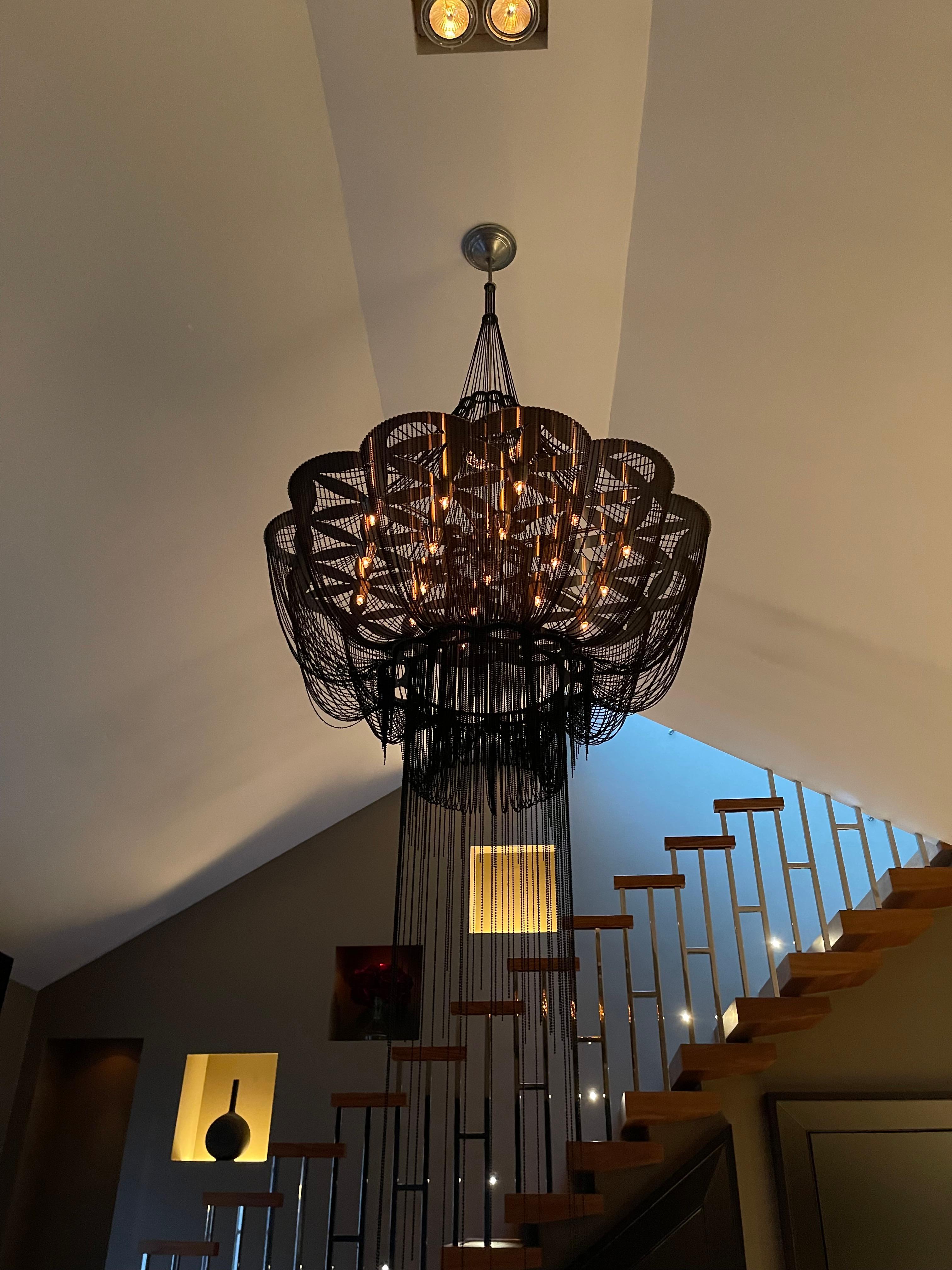 Sudafricano Lampadario contemporaneo in acciaio tagliato al laser a catena nera, Willow Lamp, Sudafrica in vendita