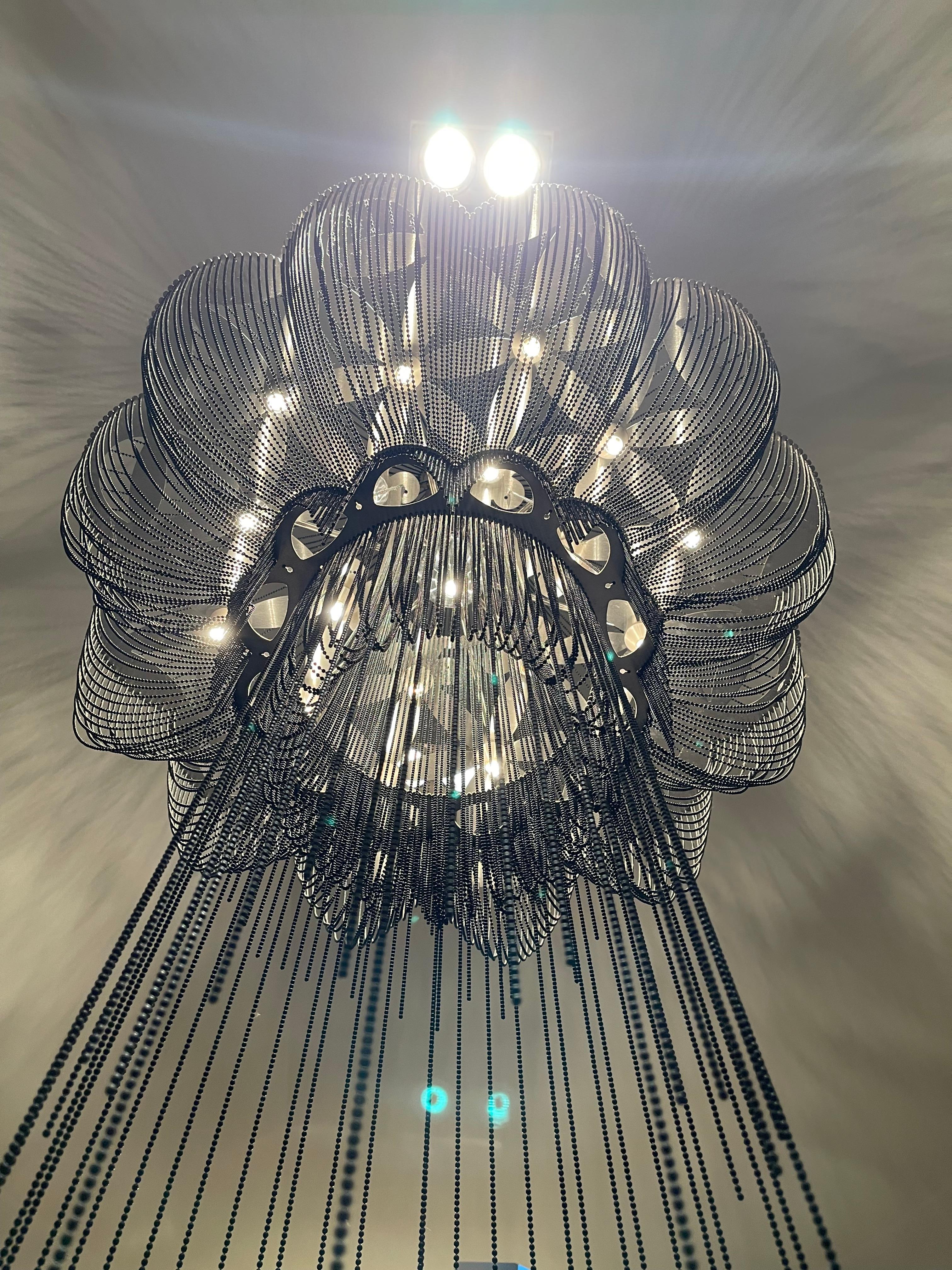 Anodizzato Lampadario contemporaneo in acciaio tagliato al laser a catena nera, Willow Lamp, Sudafrica in vendita