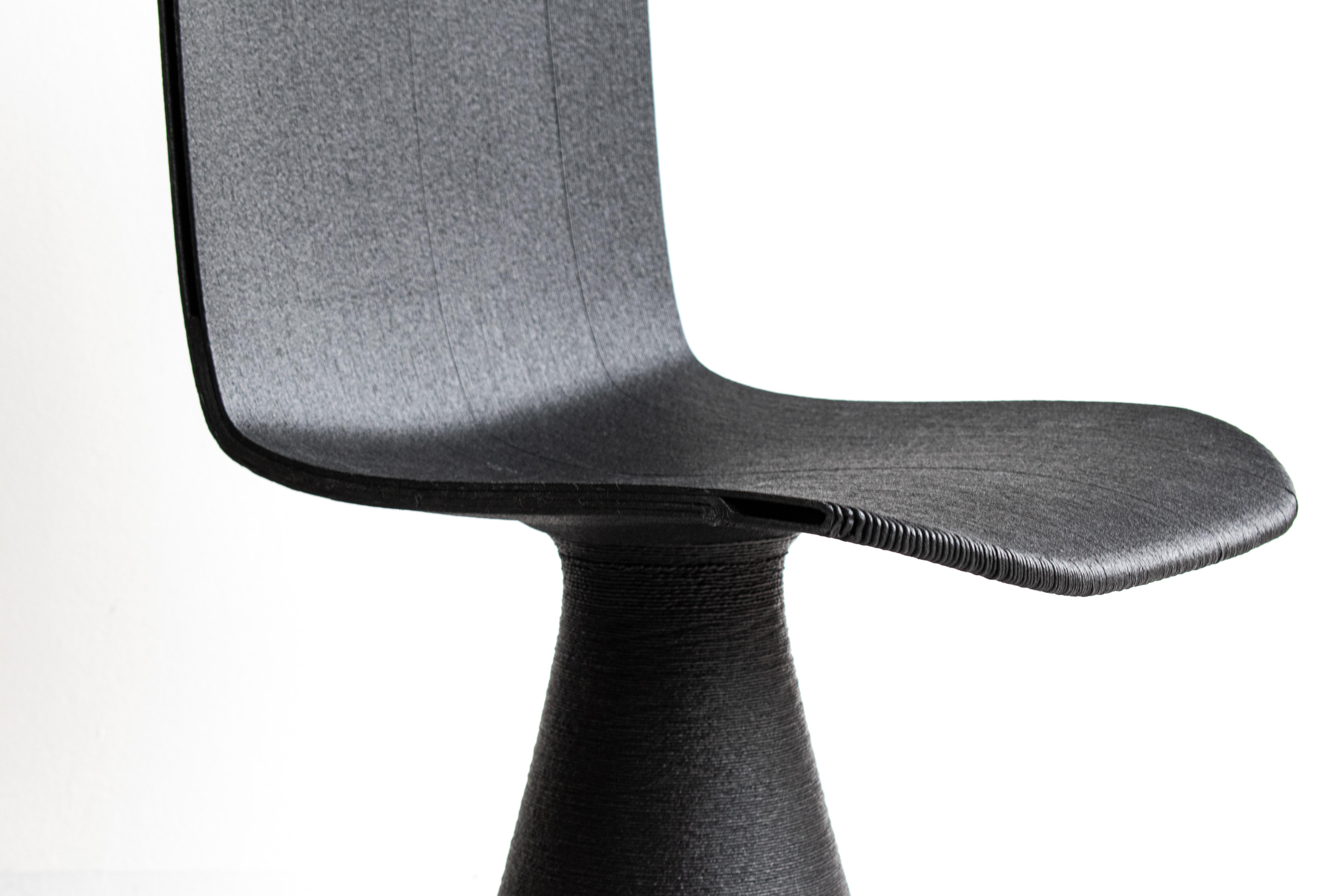 Autre Chaise noire contemporaine, fabrication complémentaire en biopolymères, Italie en vente