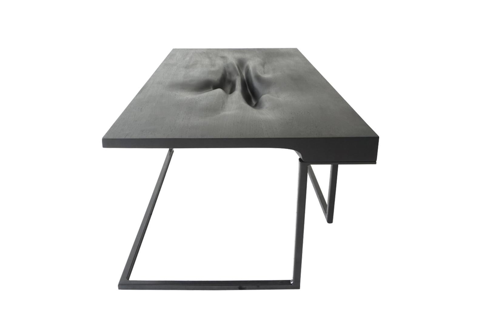 Organique Table basse noire contemporaine en noyer sculpté avec base en métal, Vincent Pocsik en vente