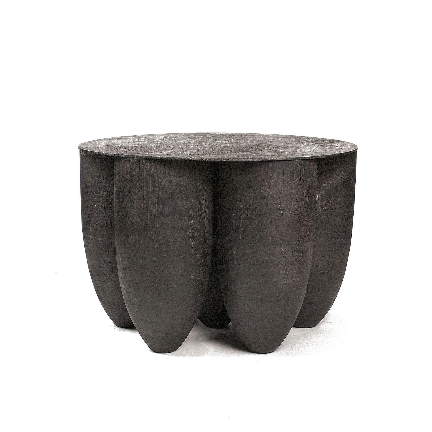Table basse noire contemporaine en bois d'iroko, Senufo par Arno Declercq

Matériau : bois d'iroko et acier brûlé
Dimensions : 45 cm L x 45 cm L x 30 cm H / 17,7