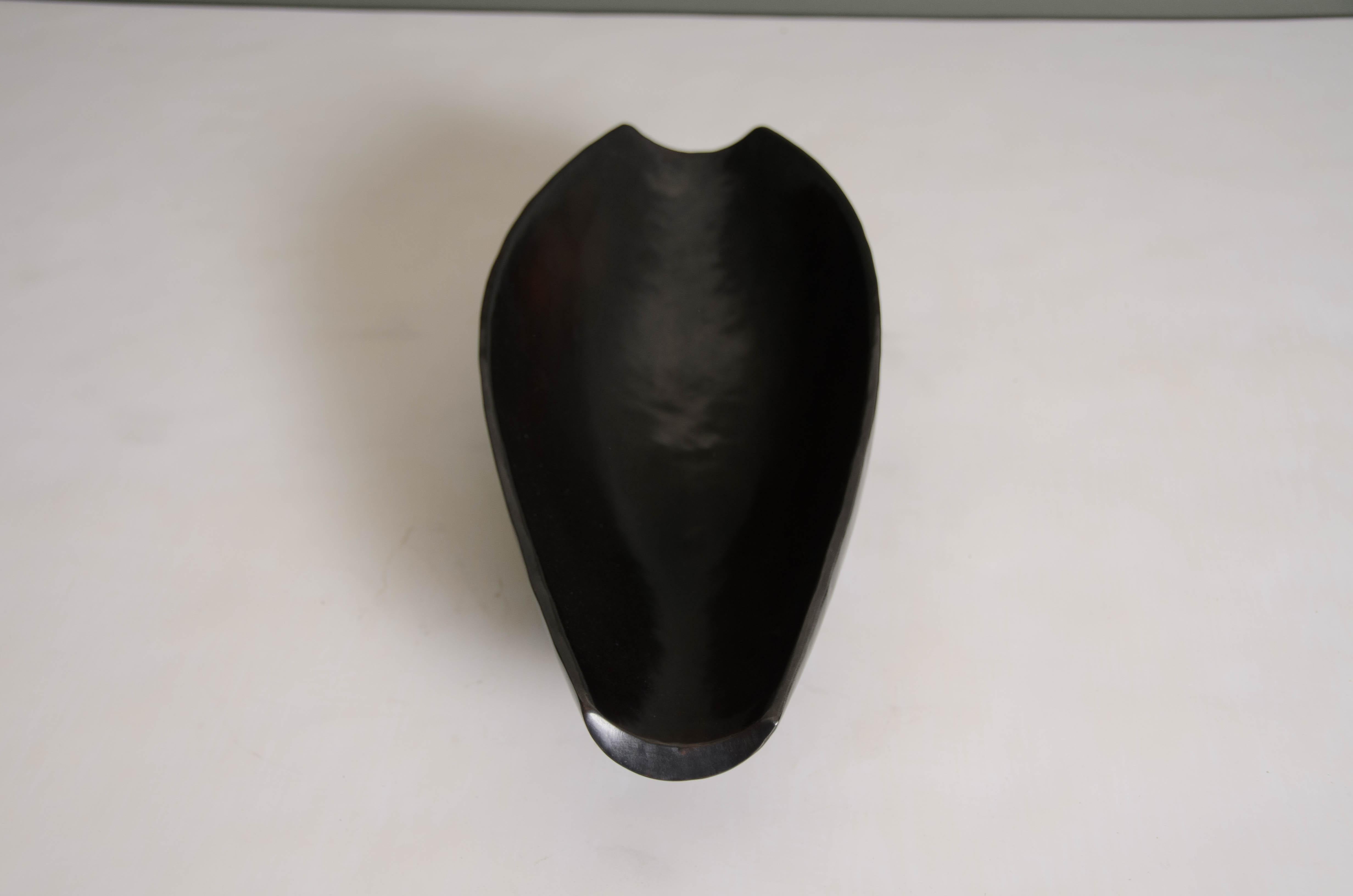 Plateau de Bai He
Cuivre noir
Main repoussée
Edition limitée
Chaque pièce est fabriquée individuellement et est unique. 

Le repoussé est l'art traditionnel qui consiste à marteler à la main un relief décoratif sur une feuille de métal. La