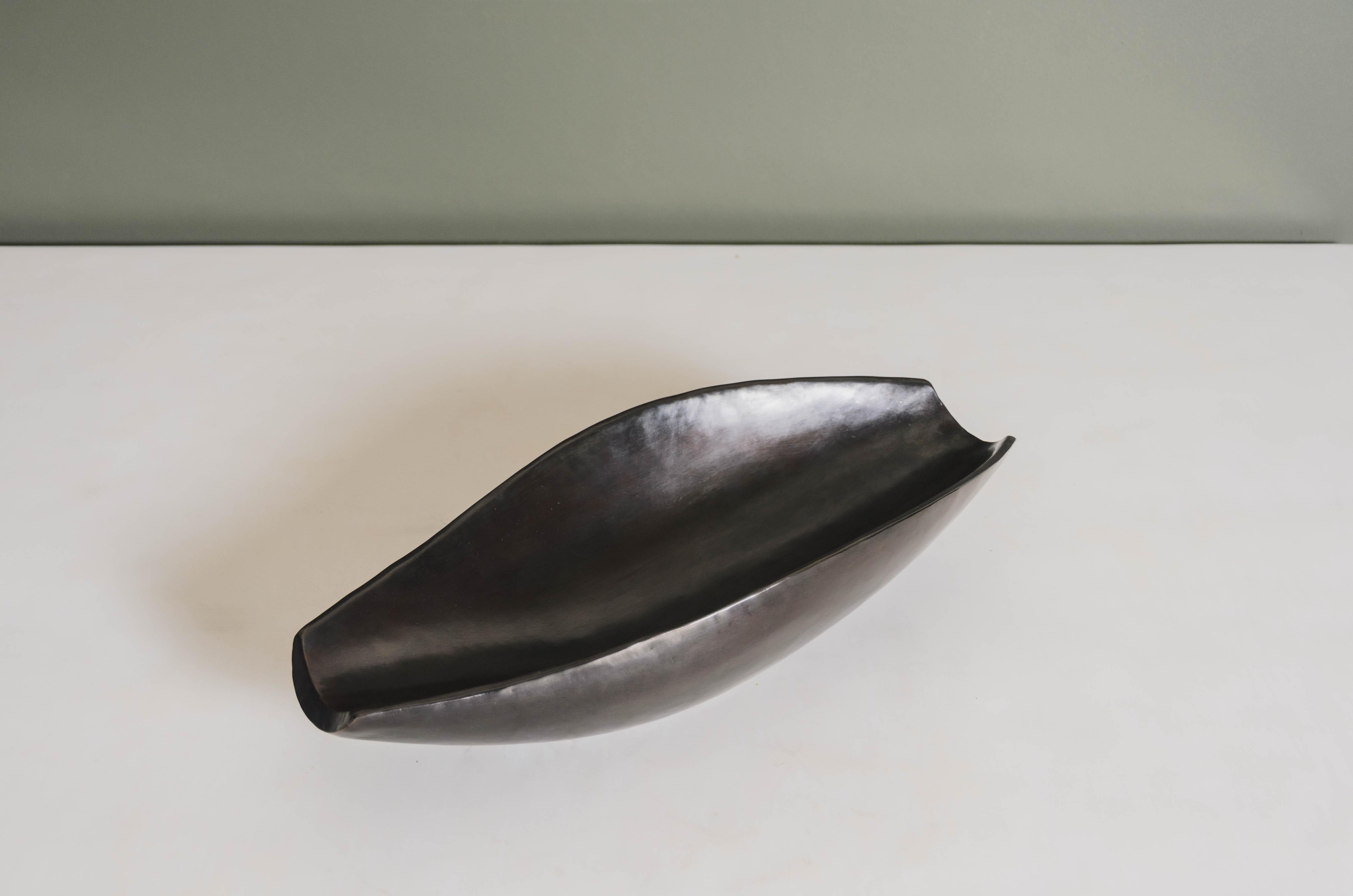 Zeitgenössisches Bai He-Tablett aus schwarzem Kupfer von Robert Kuo, handgefertigt (Moderne) im Angebot