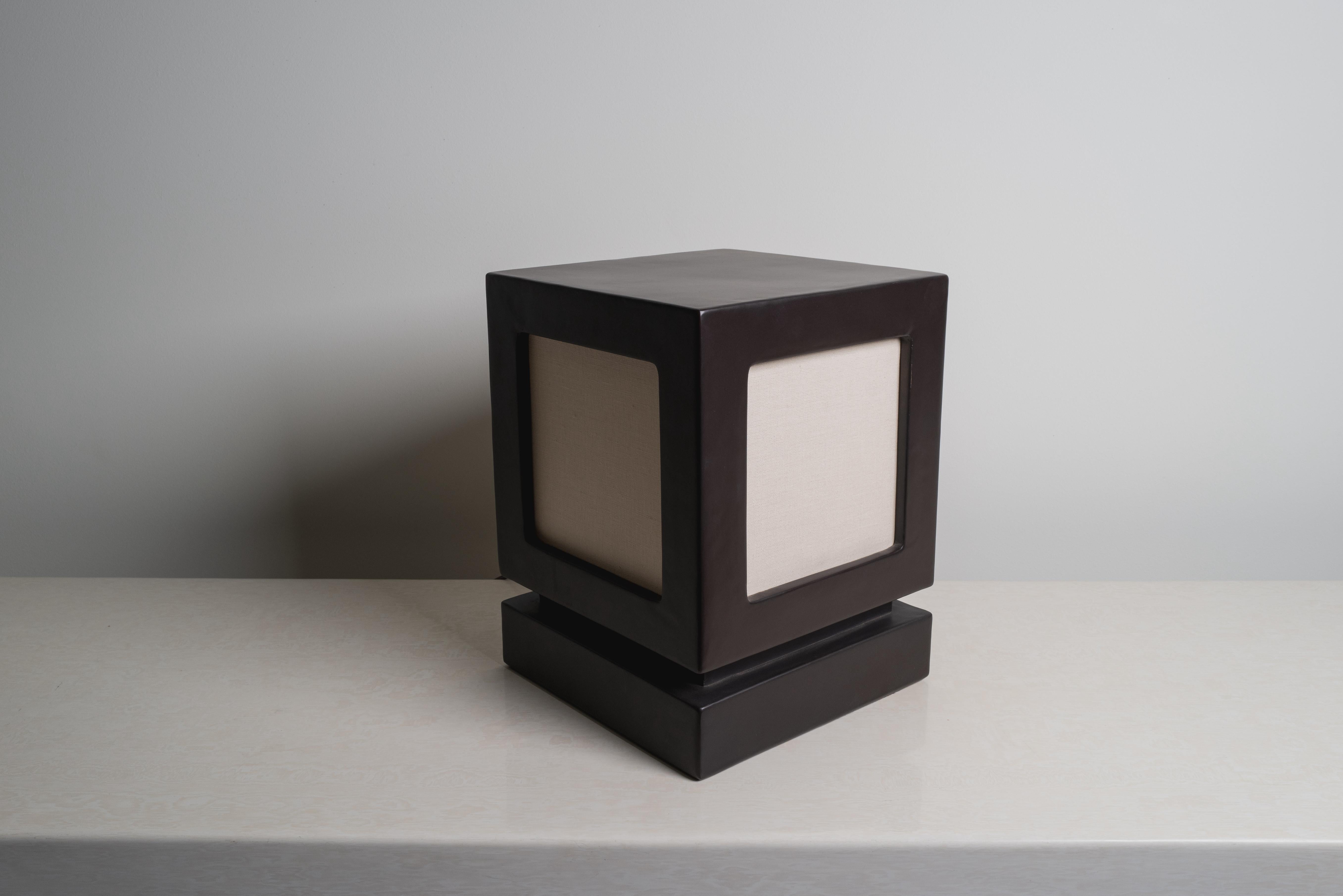 Lampada a lanterna contemporanea in rame nero con pannello in lino di Robert Kuo In condizioni Nuovo in vendita a Los Angeles, CA