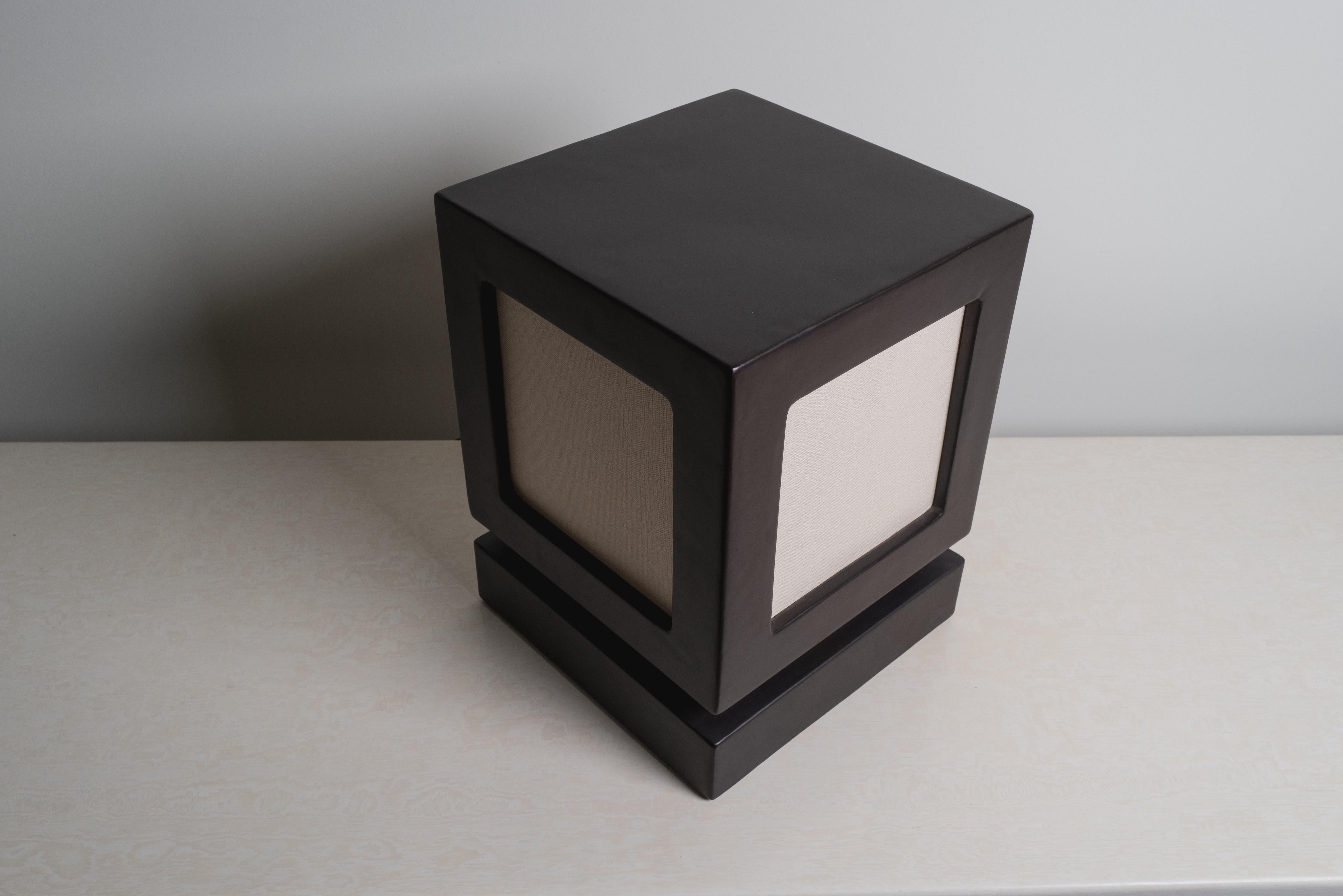 XXI secolo e contemporaneo Lampada a lanterna contemporanea in rame nero con pannello in lino di Robert Kuo in vendita