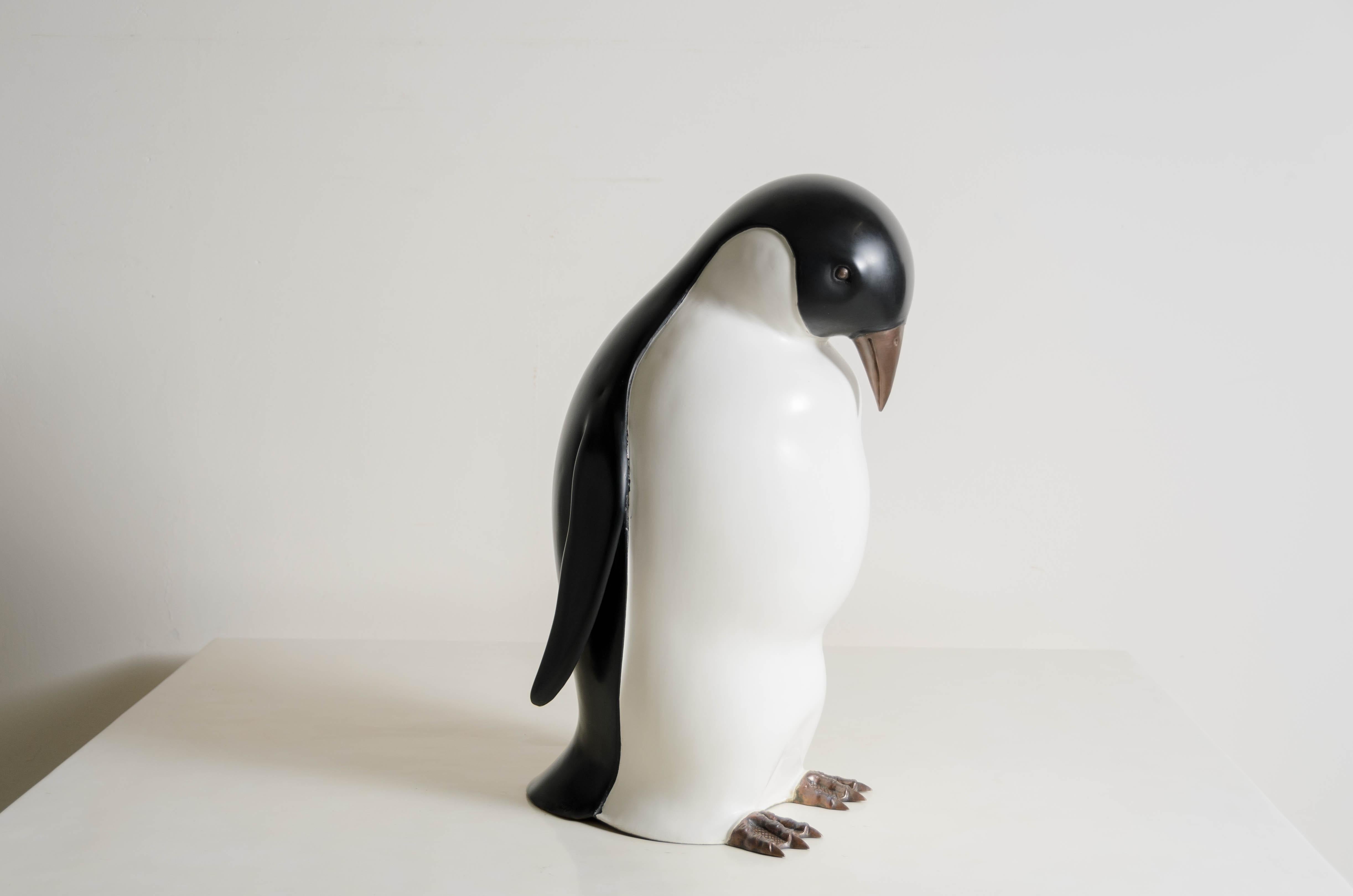 Pingüino con la cabeza gacha
Laca negra
Laca Crean
Cobre antiguo
Repulido a mano
Edición limitada
Cada pieza se elabora individualmente y es única. 
El repujado es el arte tradicional de grabar a mano relieves decorativos en láminas de metal.
