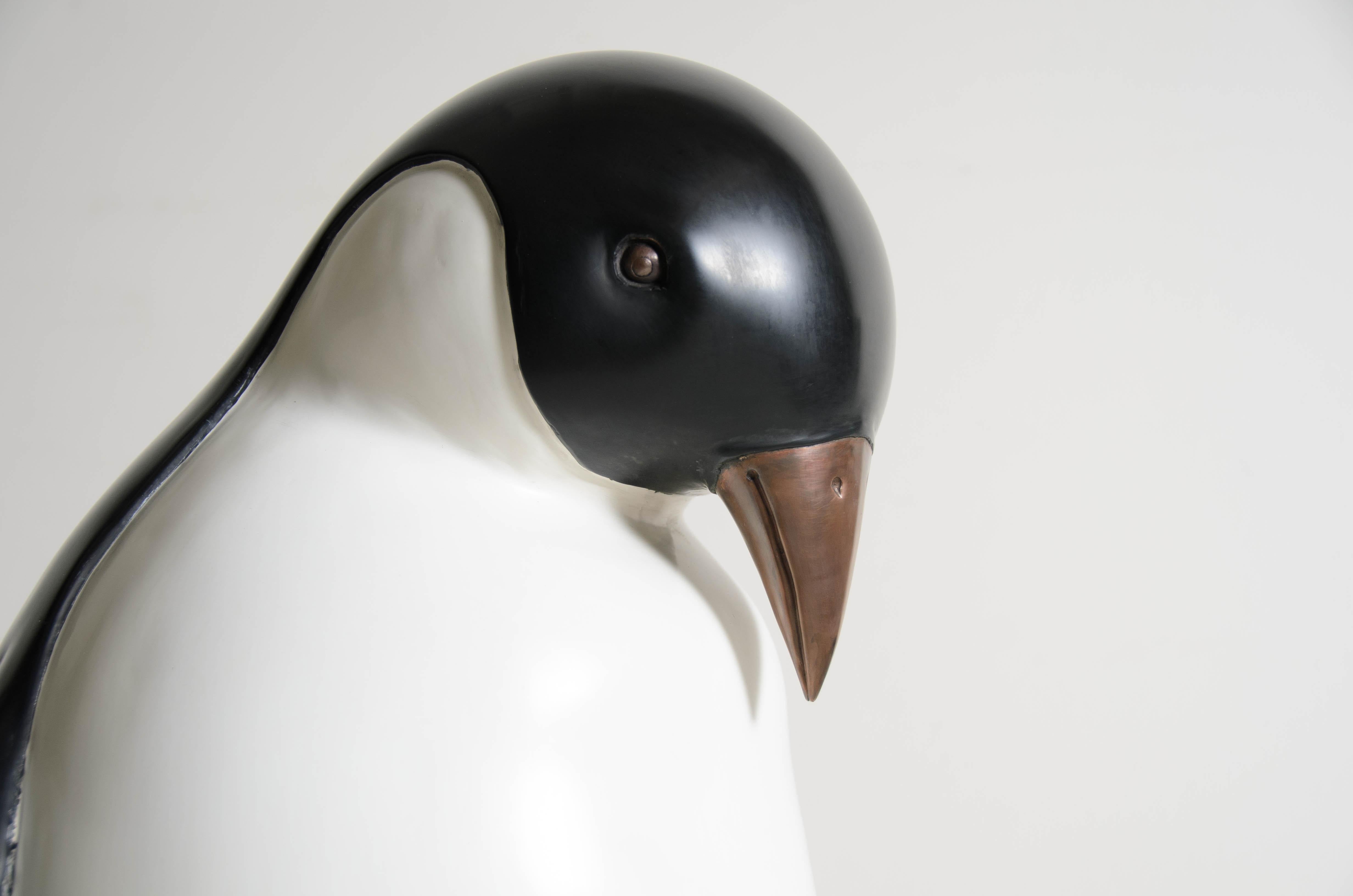 Zeitgenössischer schwarz-cremefarbener Lack-Pinguin mit Kopfabdrücken-Skulptur von Robert Kuo (Repoussé) im Angebot