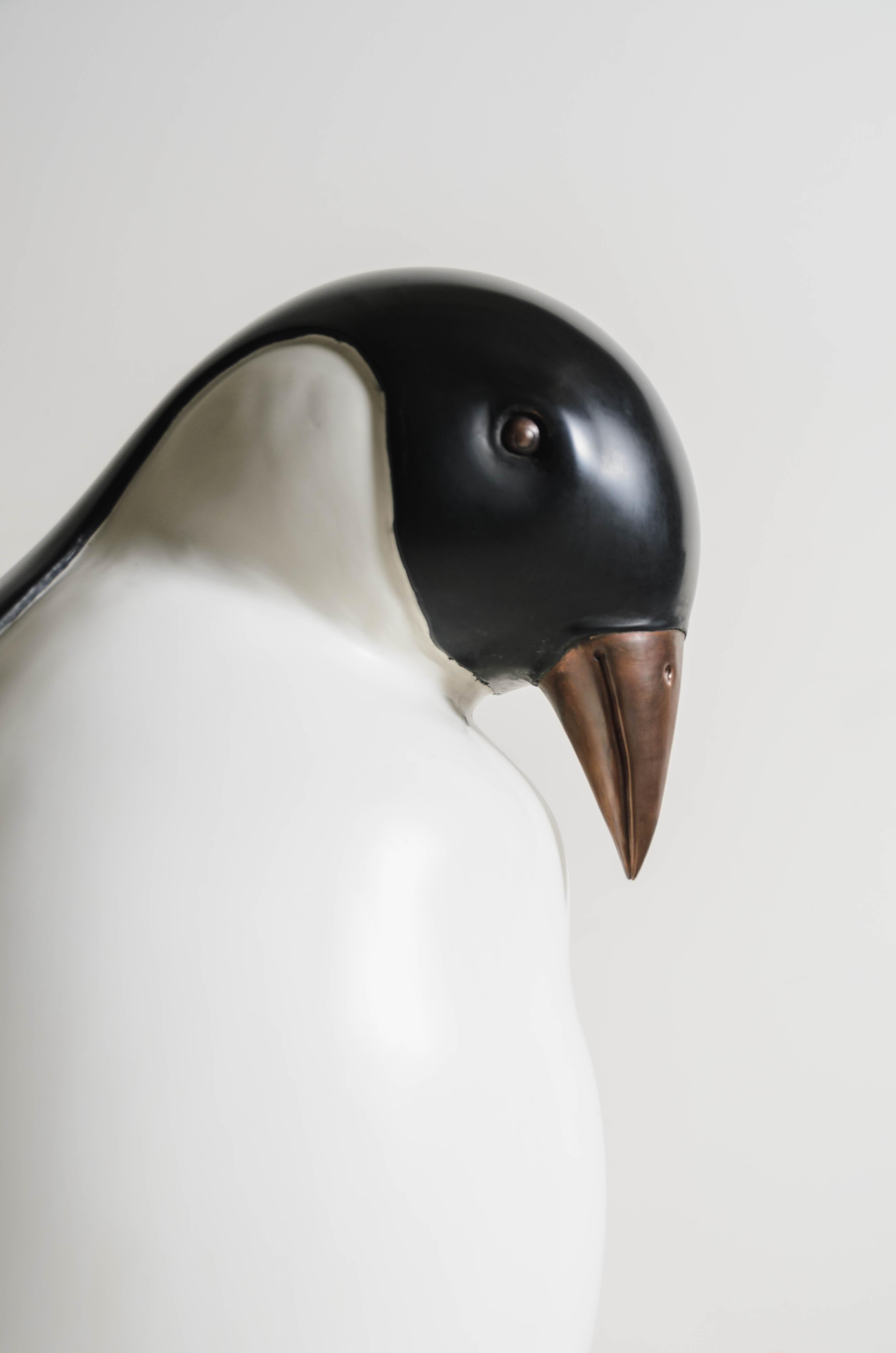 Zeitgenössischer schwarz-cremefarbener Lack-Pinguin mit Kopfabdrücken-Skulptur von Robert Kuo (21. Jahrhundert und zeitgenössisch) im Angebot