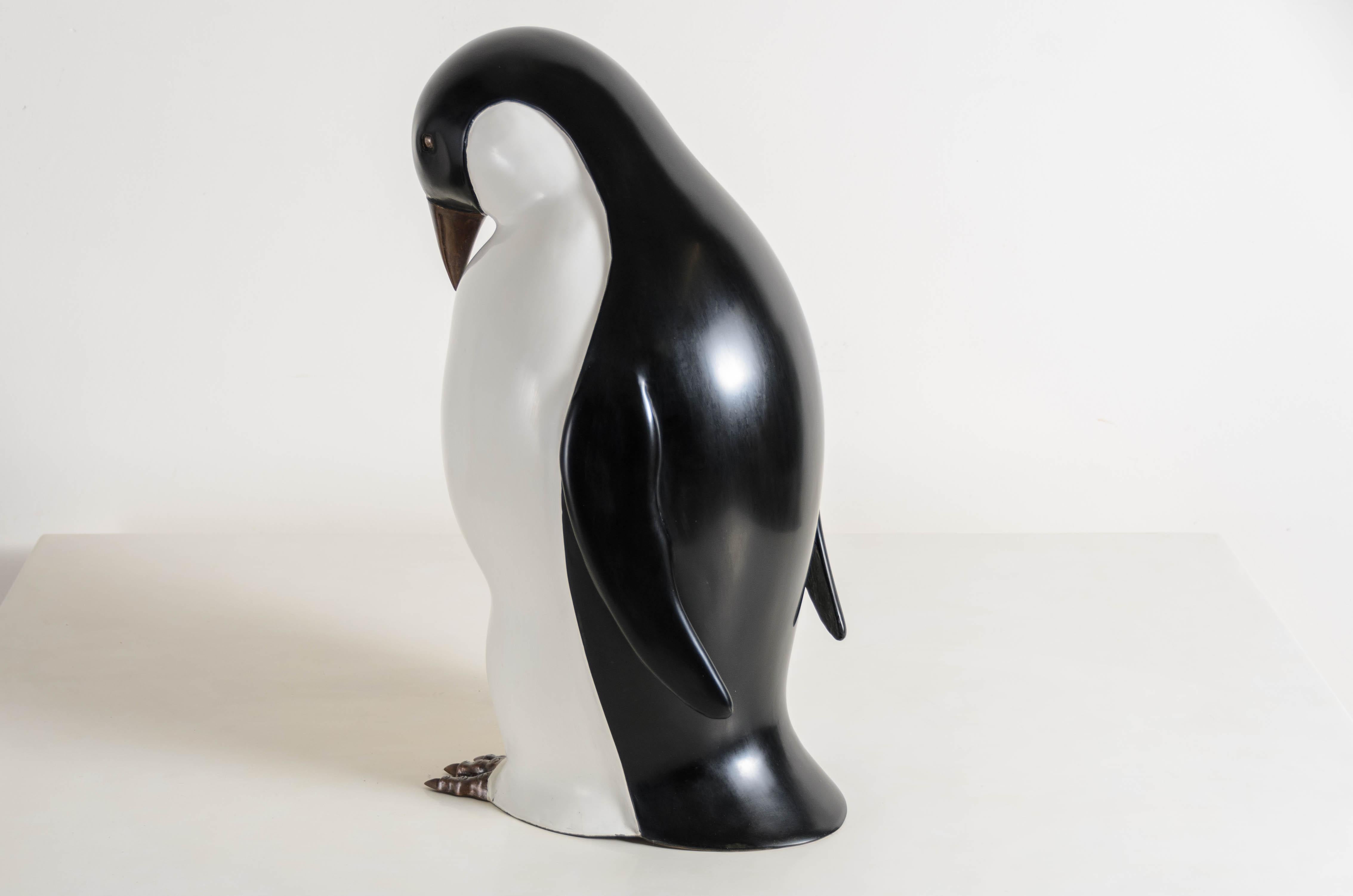 Pingüino contemporáneo lacado en negro y crema con la cabeza hacia abajo Escultura de Robert Kuo en venta 1