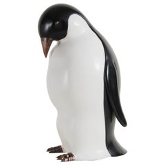 Sculpture contemporaine de pingouin en laque noire et crème avec tête tombante de Robert Kuo