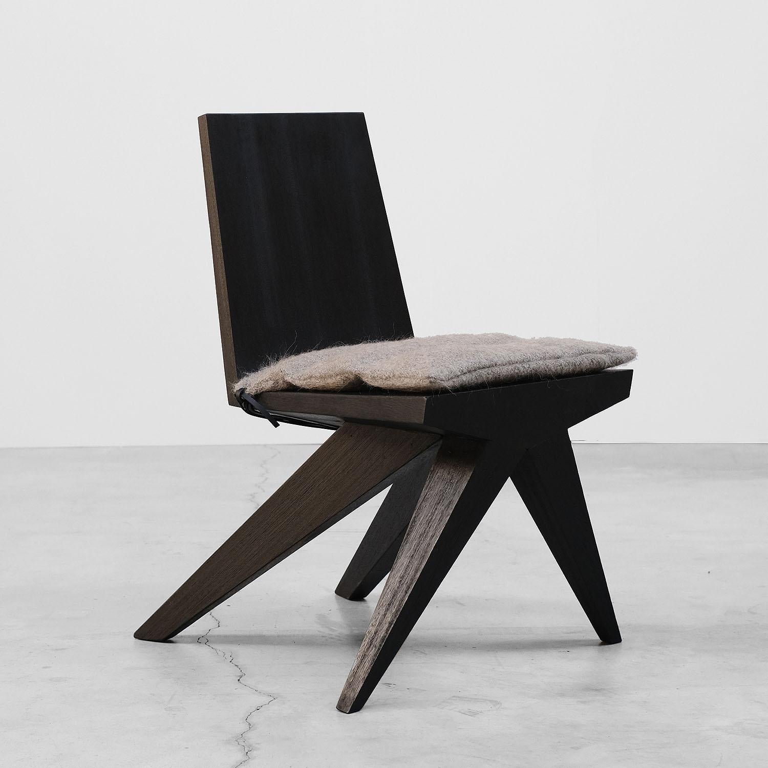 Moderne Chaise de salle à manger contemporaine noire en bois d'Iroko pour salle à manger en V par Arno Declercq