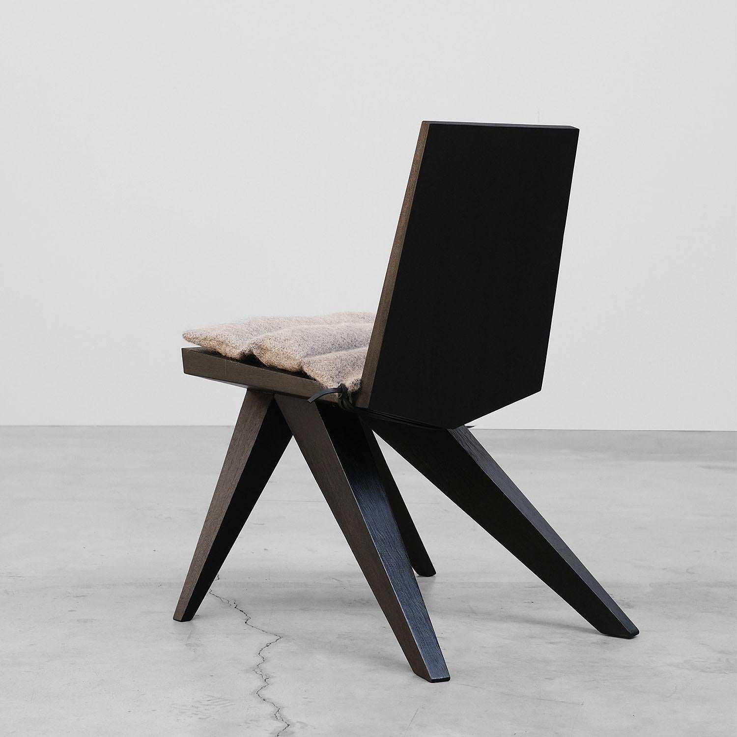 Belge Chaise de salle à manger contemporaine noire en bois d'Iroko pour salle à manger en V par Arno Declercq