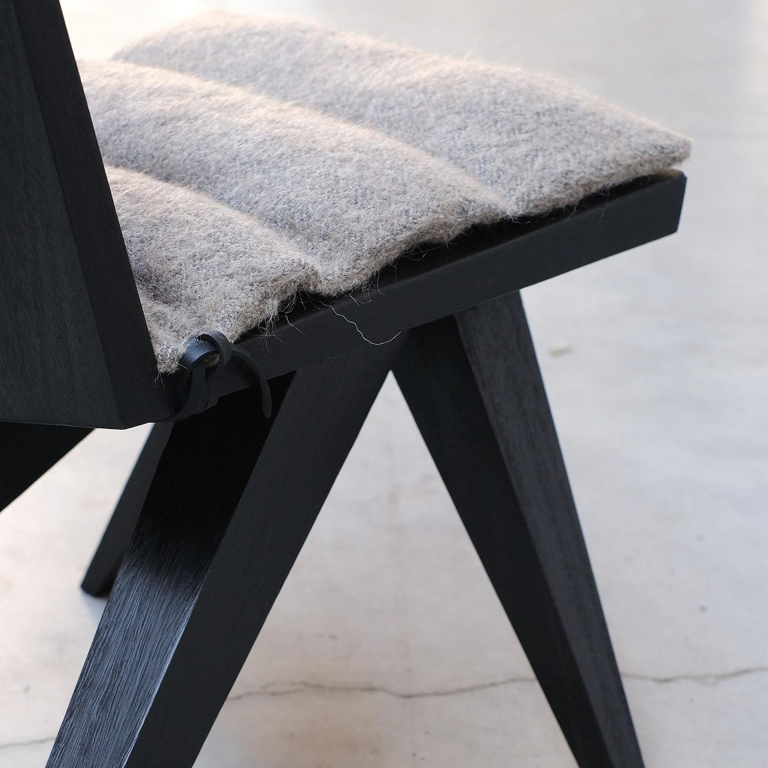 XXIe siècle et contemporain Chaise de salle à manger contemporaine noire en bois d'Iroko pour salle à manger en V par Arno Declercq